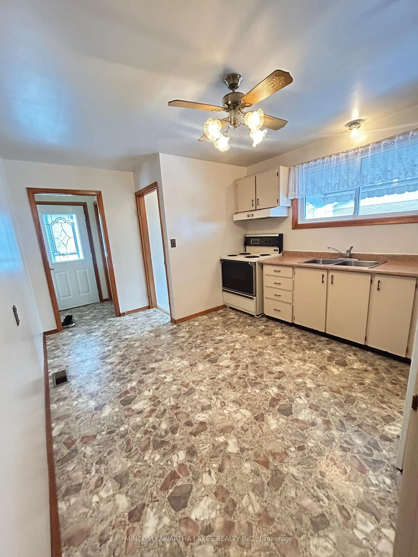 Photo 9 of 707 Otonabee Drive, Peterborough, Ashburnham Ward 4 — HOMEH