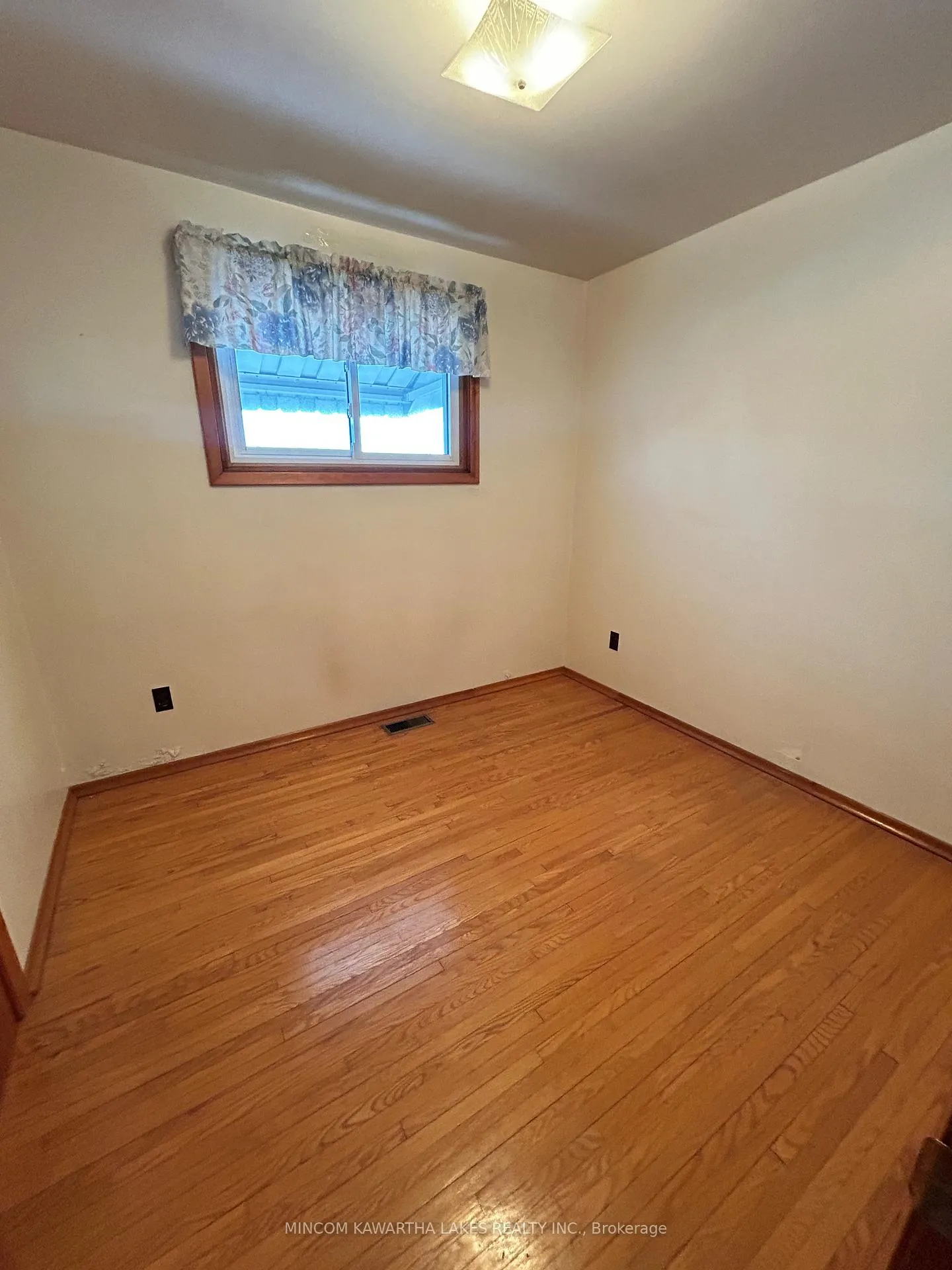 Photo 12 of 707 Otonabee Drive, Peterborough, Ashburnham Ward 4 — HOMEH