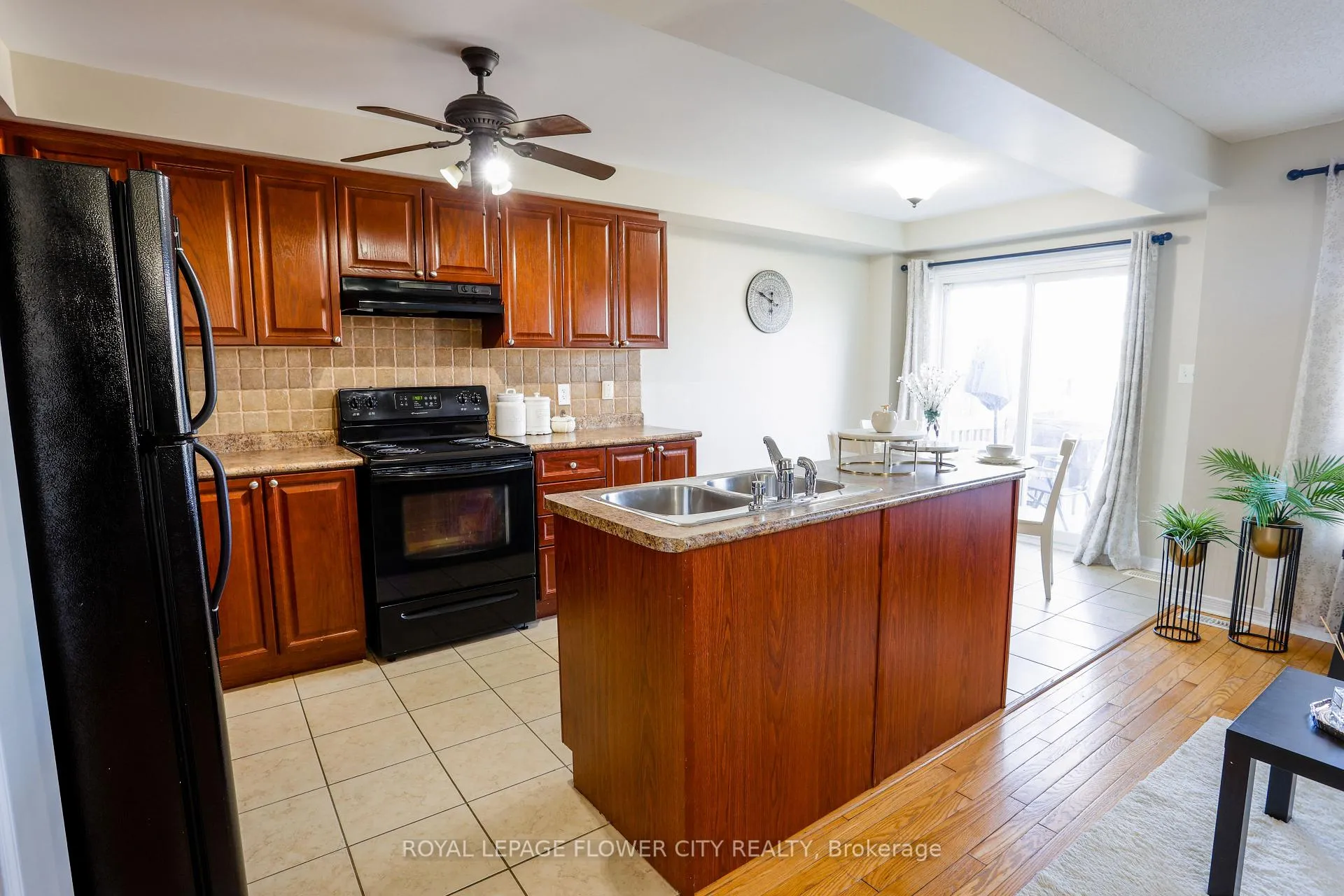 Photo 8 of 95 Winchester Terrace, Barrie, Innis-Shore — HOMEH