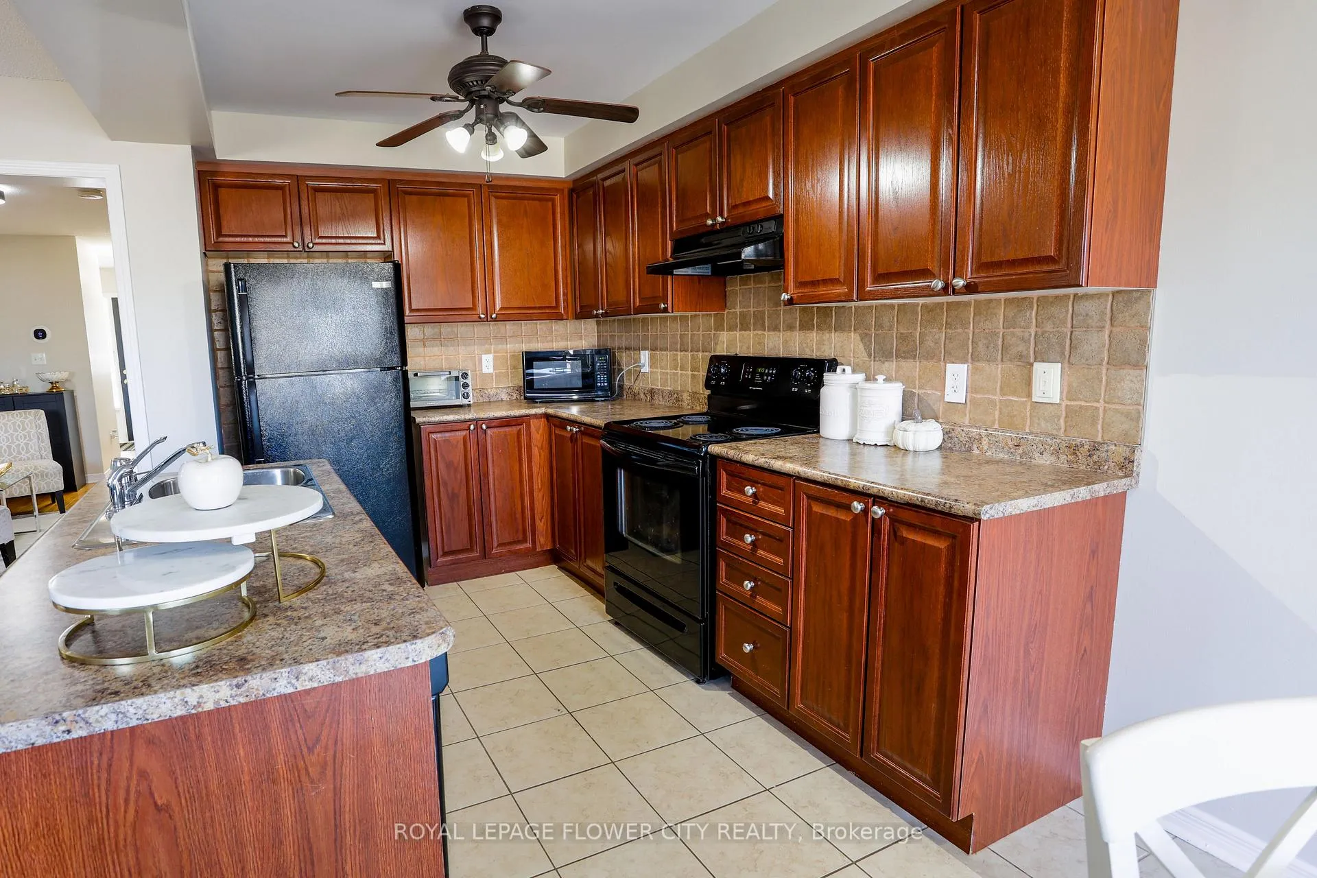 Photo 10 of 95 Winchester Terrace, Barrie, Innis-Shore — HOMEH