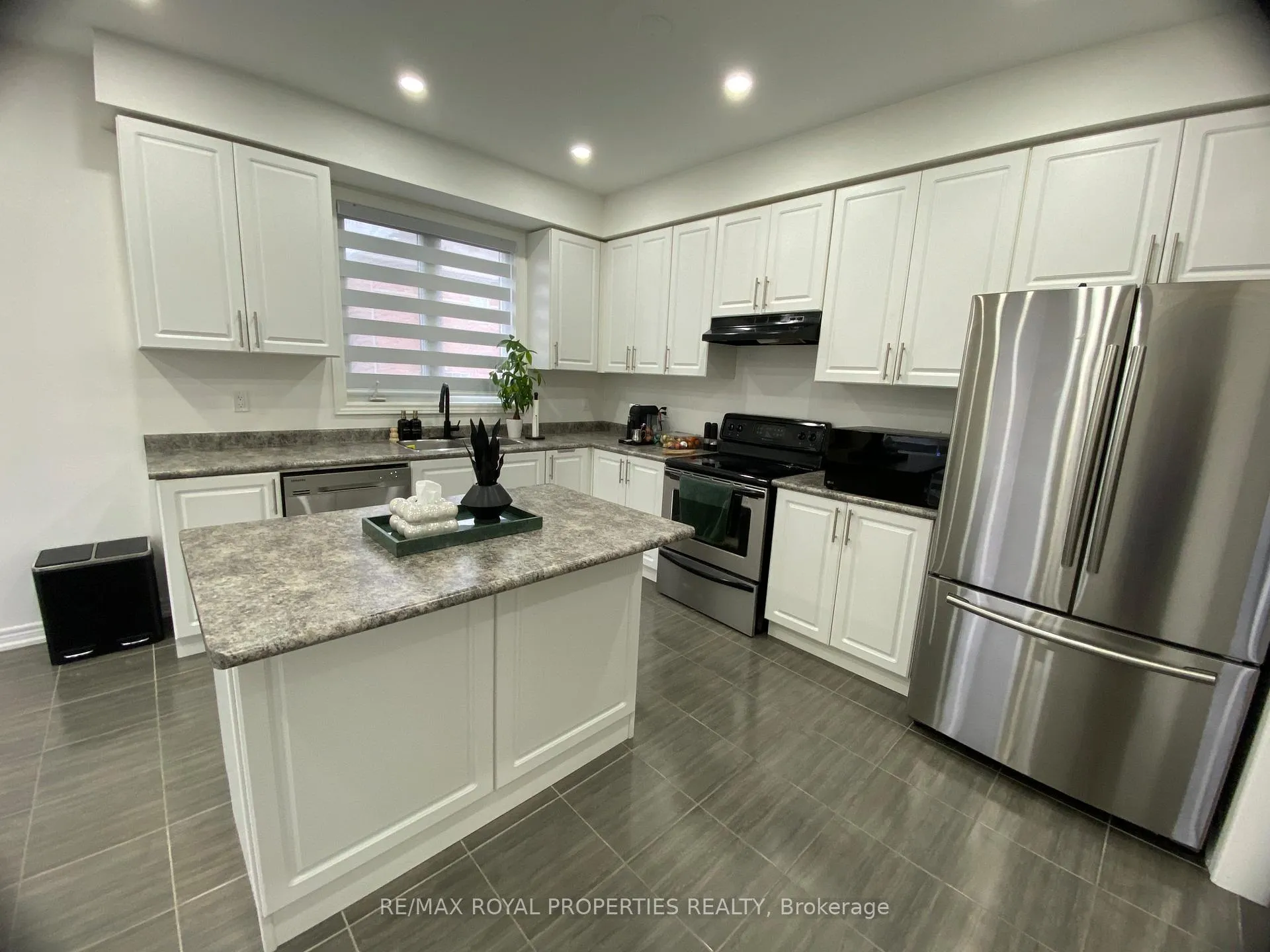 Photo 8 of 83 Whitehand Drive, Clarington, Newcastle — HOMEH