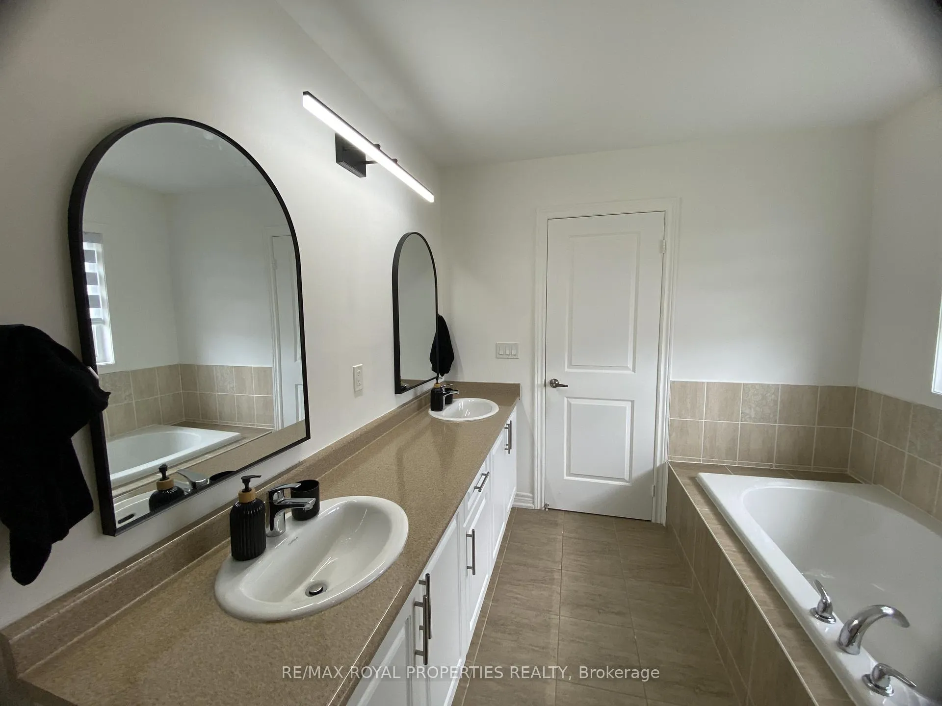 Photo 21 of 83 Whitehand Drive, Clarington, Newcastle — HOMEH