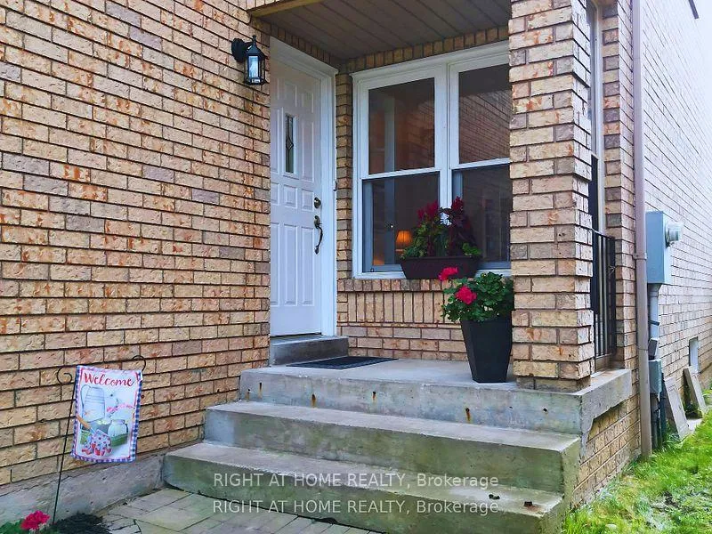 Photo 2 of 44 Sable Crescent, Whitby, Rolling Acres — HOMEH