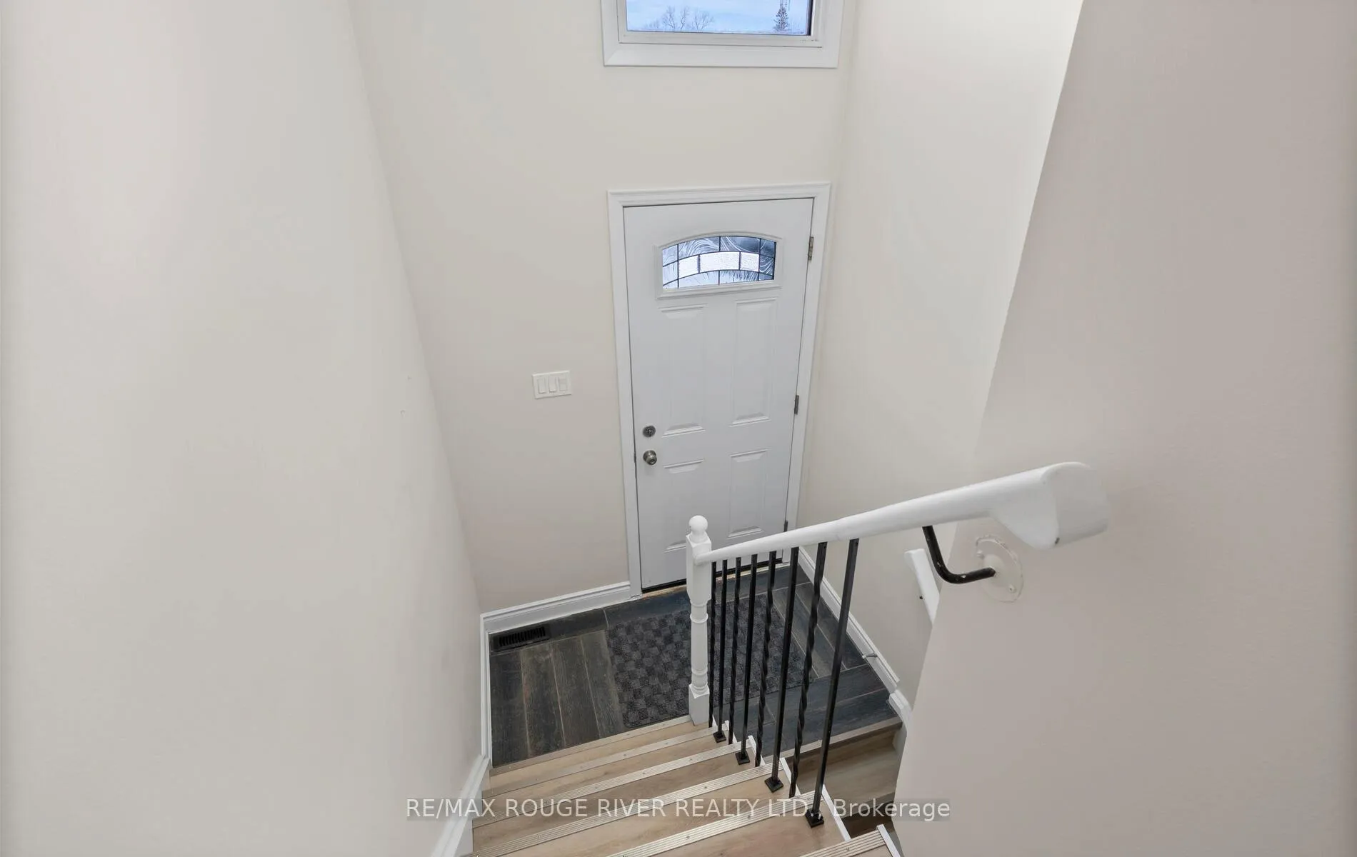 Photo 4 of 31 Broadlands Crescent, Clarington, Courtice — HOMEH