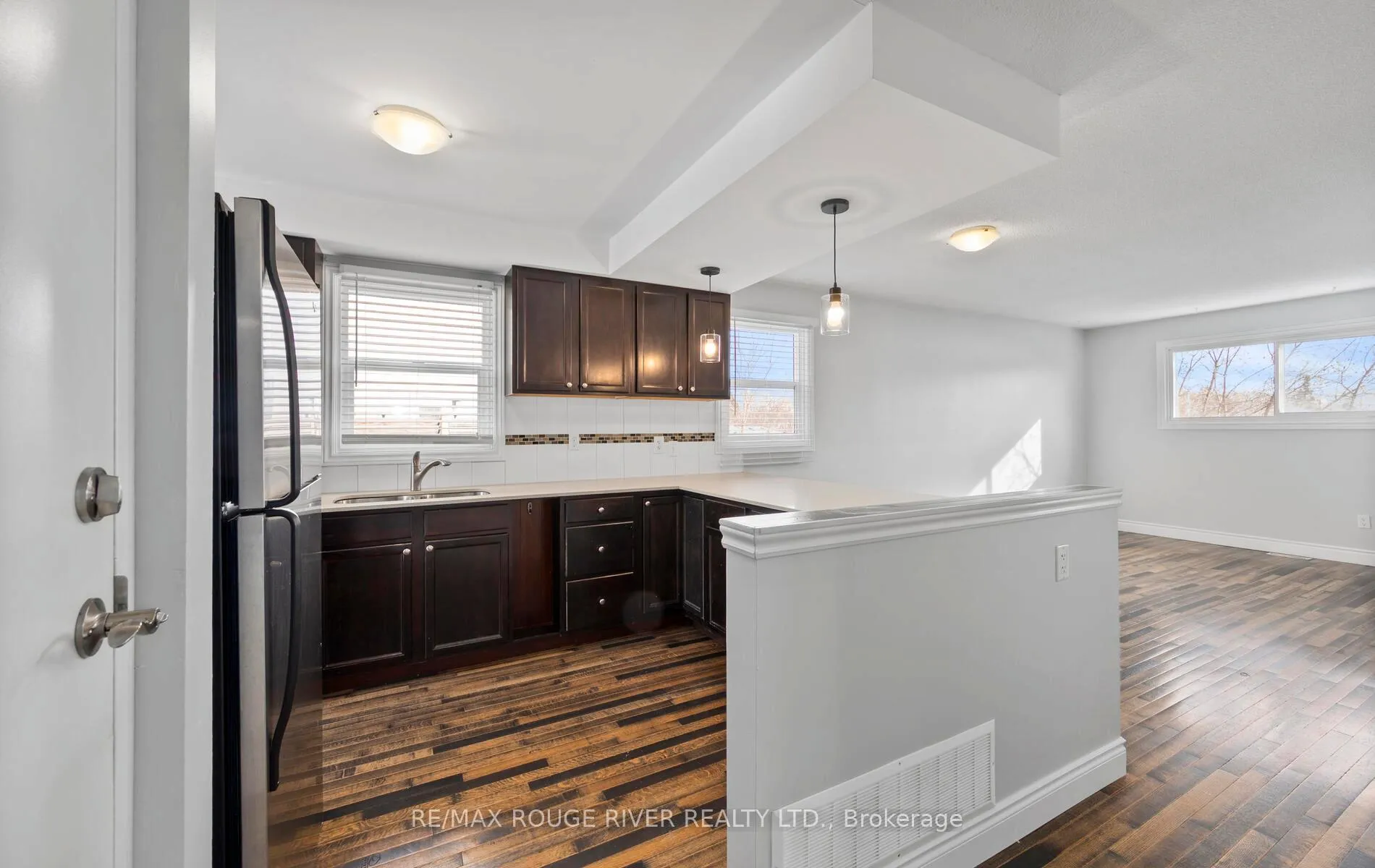Photo 5 of 31 Broadlands Crescent, Clarington, Courtice — HOMEH