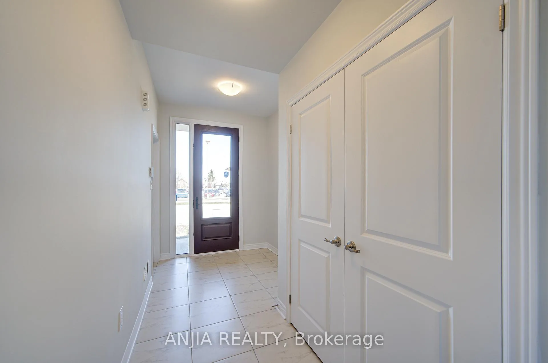 Photo 2 of 11 Mumbai Drive, Markham, Middlefield — HOMEH
