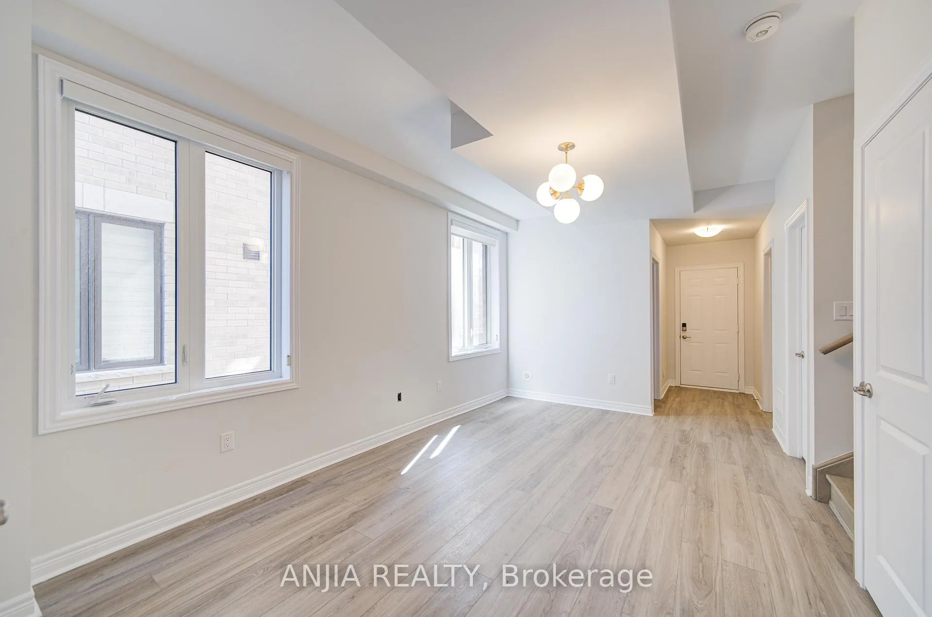 Photo 4 of 11 Mumbai Drive, Markham, Middlefield — HOMEH