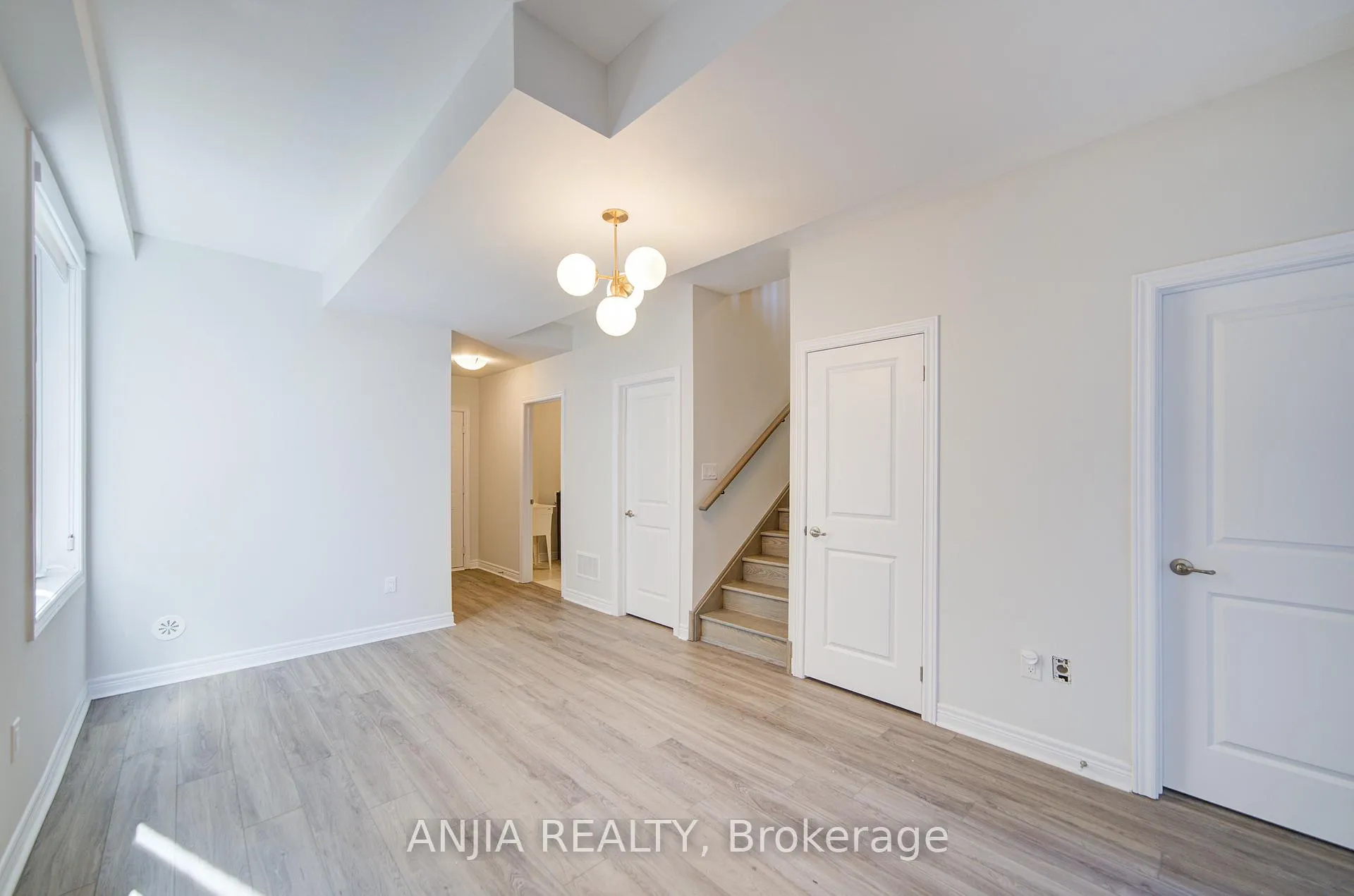 Photo 5 of 11 Mumbai Drive, Markham, Middlefield — HOMEH