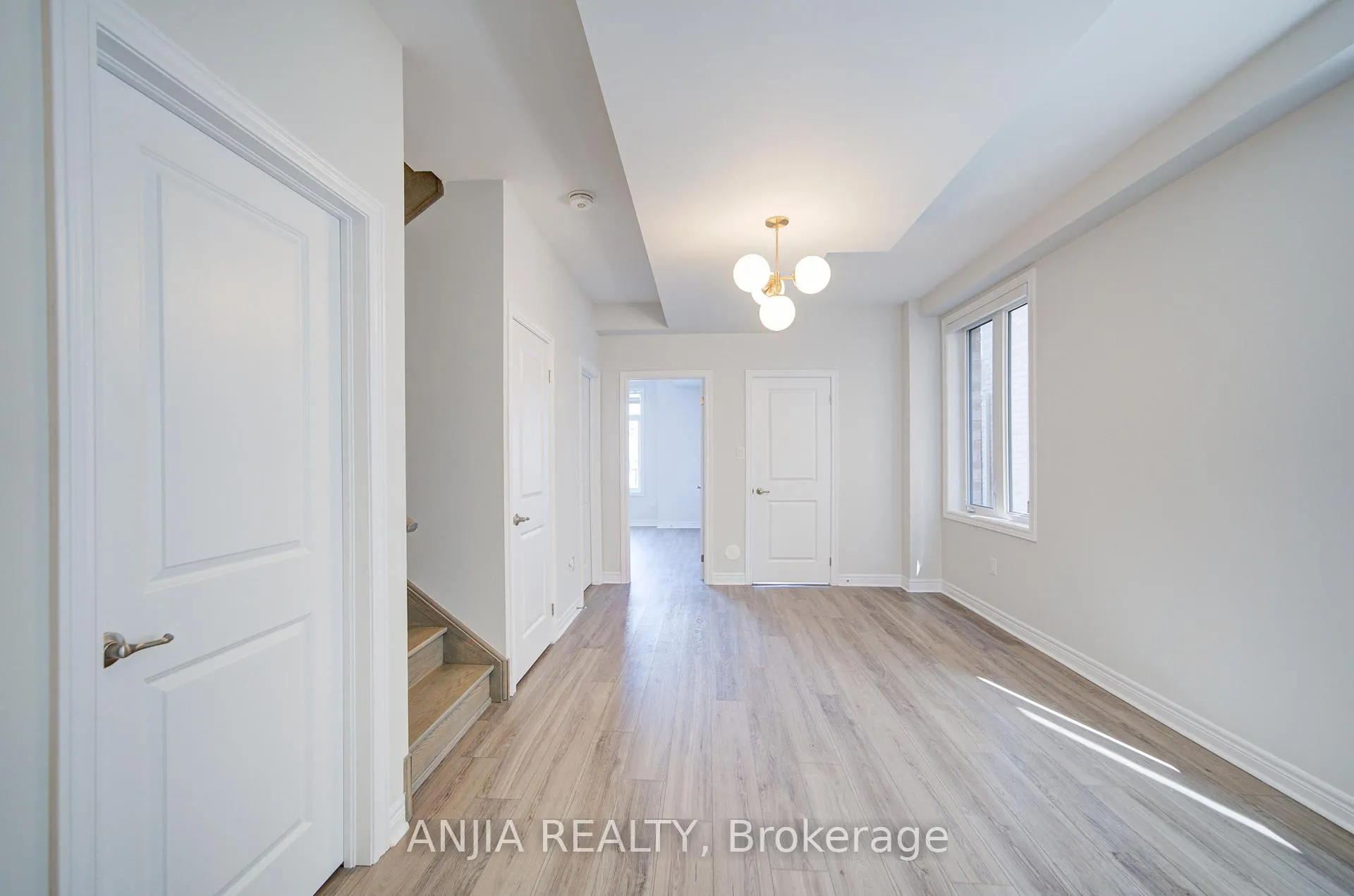 Photo 7 of 11 Mumbai Drive, Markham, Middlefield — HOMEH