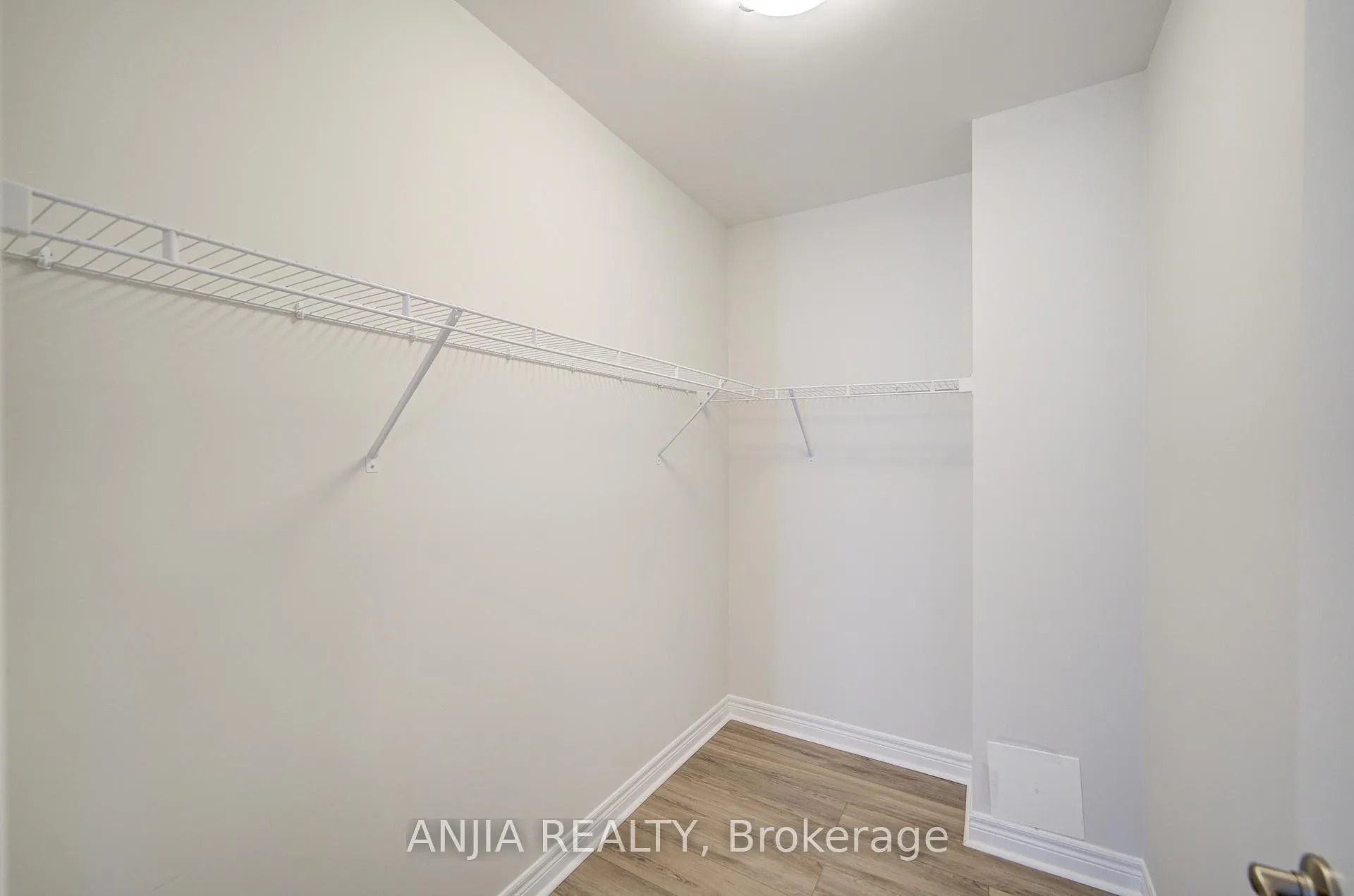 Photo 8 of 11 Mumbai Drive, Markham, Middlefield — HOMEH