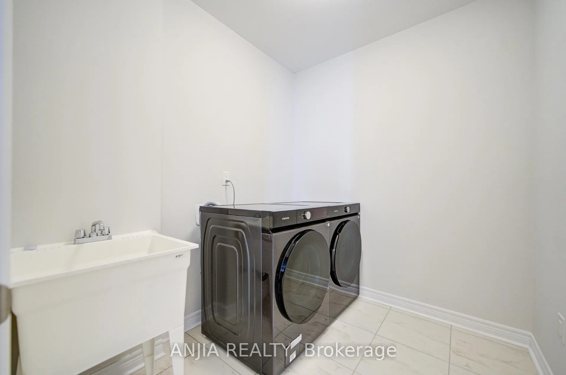Photo 9 of 11 Mumbai Drive, Markham, Middlefield — HOMEH