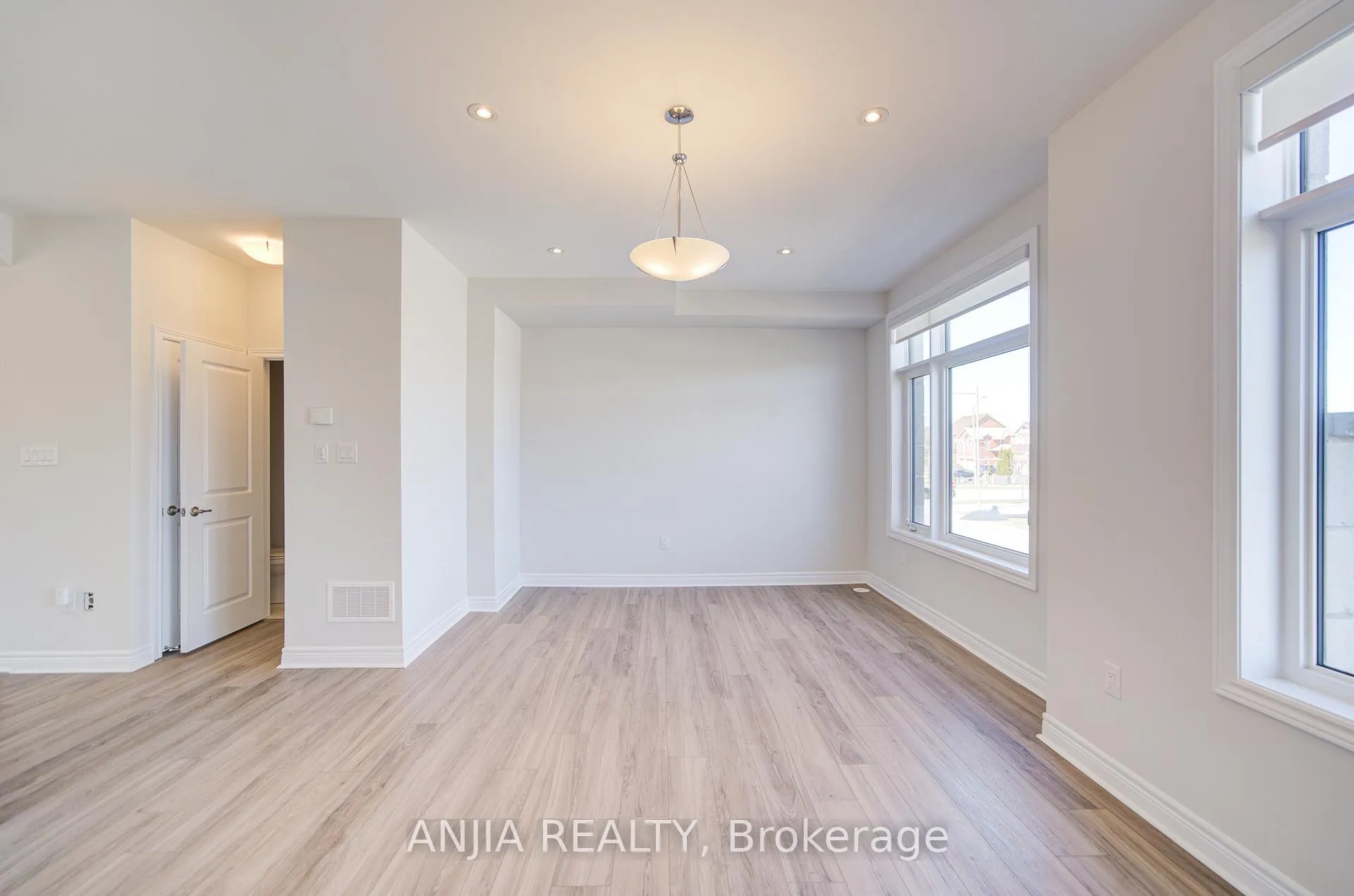 Photo 18 of 11 Mumbai Drive, Markham, Middlefield — HOMEH