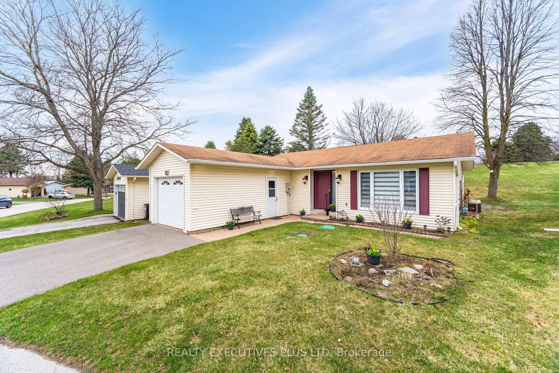 Photo 1 of 10 Tamarack Court, New Tecumseth, Rural New Tecumseth — HOMEH