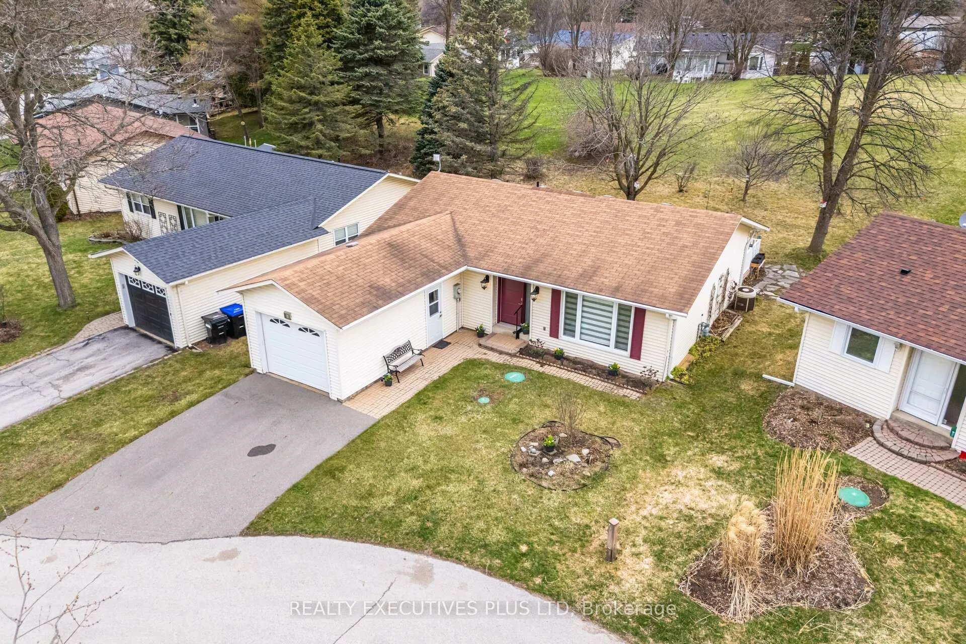 Photo 2 of 10 Tamarack Court, New Tecumseth, Rural New Tecumseth — HOMEH