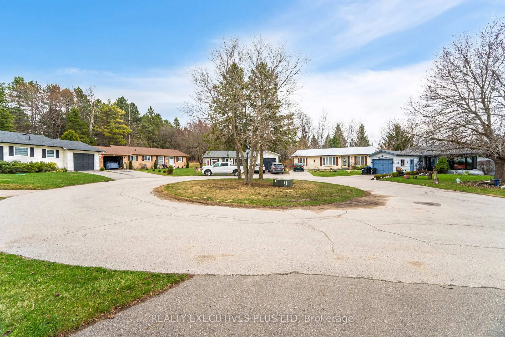 Photo 3 of 10 Tamarack Court, New Tecumseth, Rural New Tecumseth — HOMEH