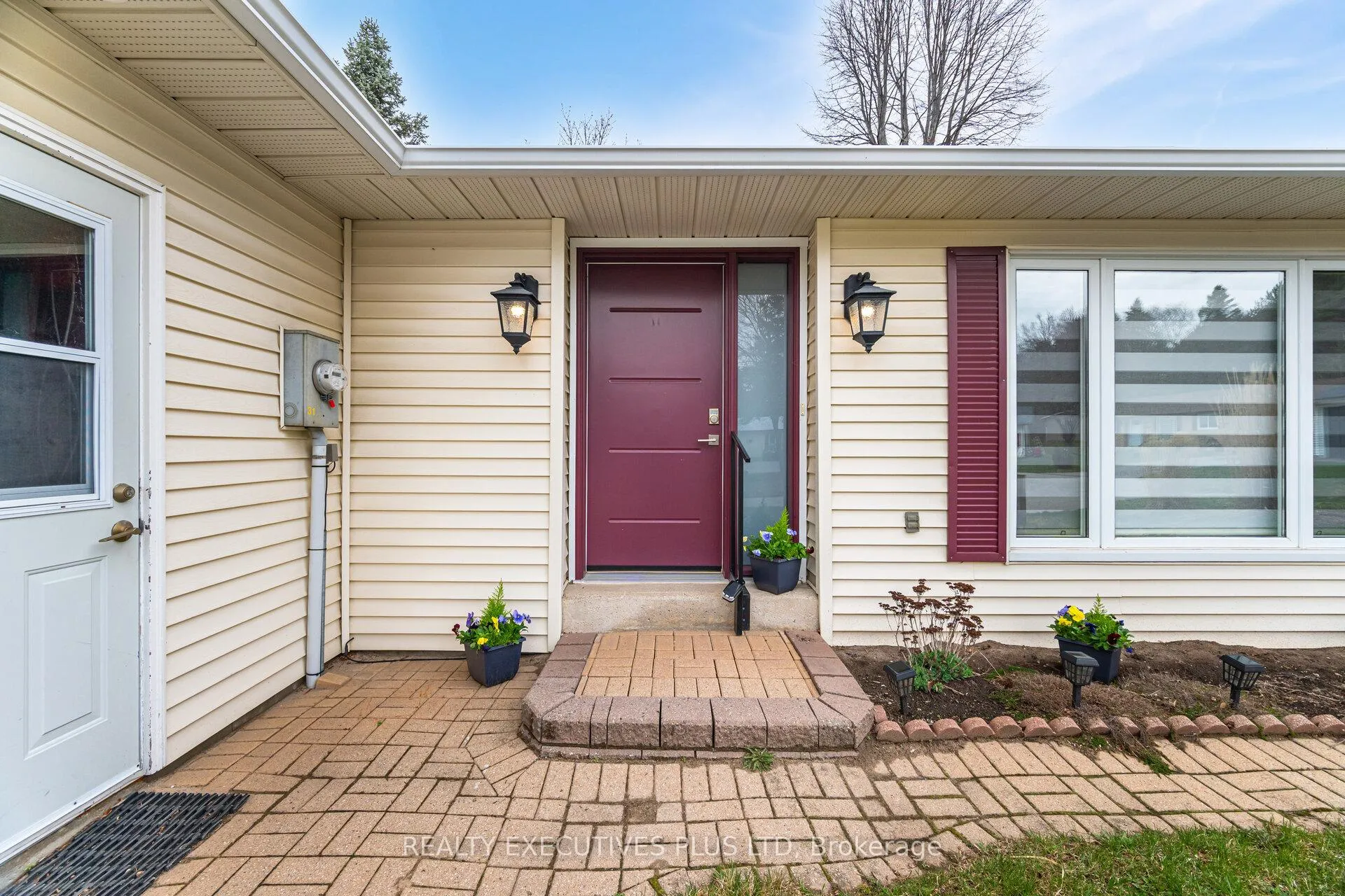 Photo 4 of 10 Tamarack Court, New Tecumseth, Rural New Tecumseth — HOMEH
