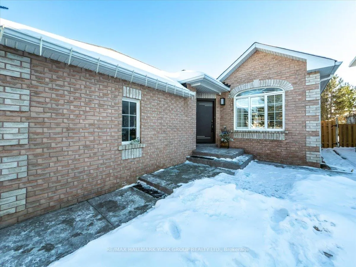 Photo 3 of 1972 Emerald Court, Innisfil, Alcona — HOMEH