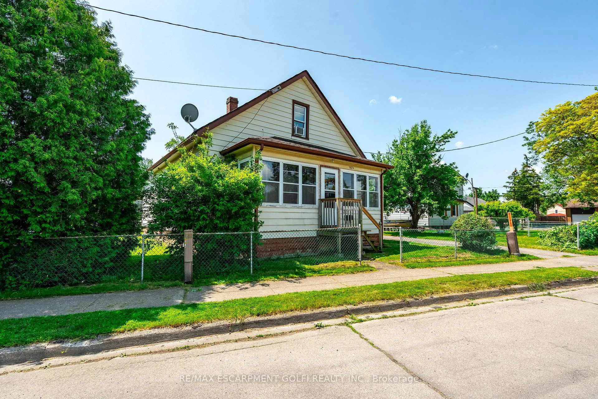 Photo 2 of 1024 Railroad Avenue E, Welland, Lincoln/Crowland — HOMEH