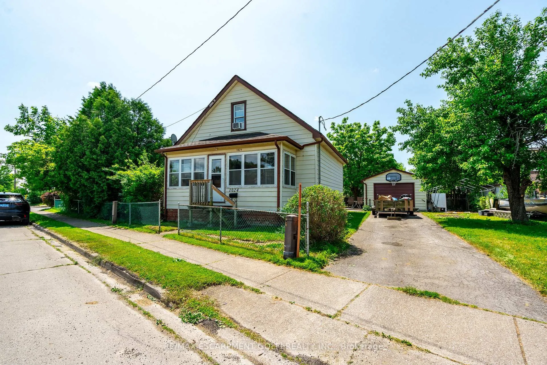 Photo 3 of 1024 Railroad Avenue E, Welland, Lincoln/Crowland — HOMEH