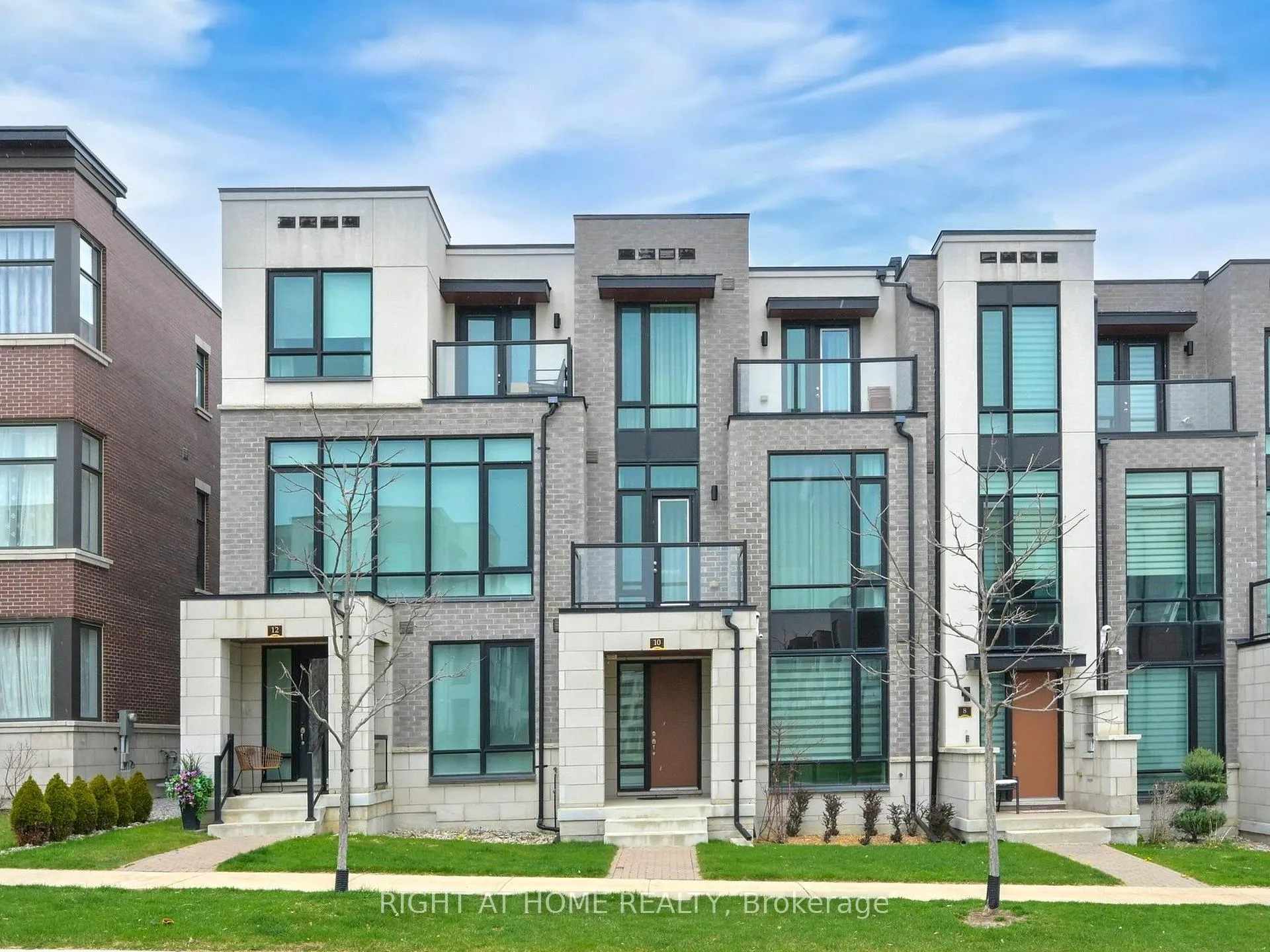 Photo 2 of 10 Carrville Woods Circle, Vaughan, Patterson — HOMEH