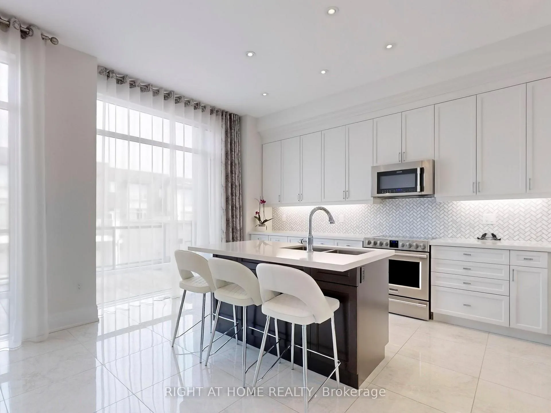 Photo 15 of 10 Carrville Woods Circle, Vaughan, Patterson — HOMEH
