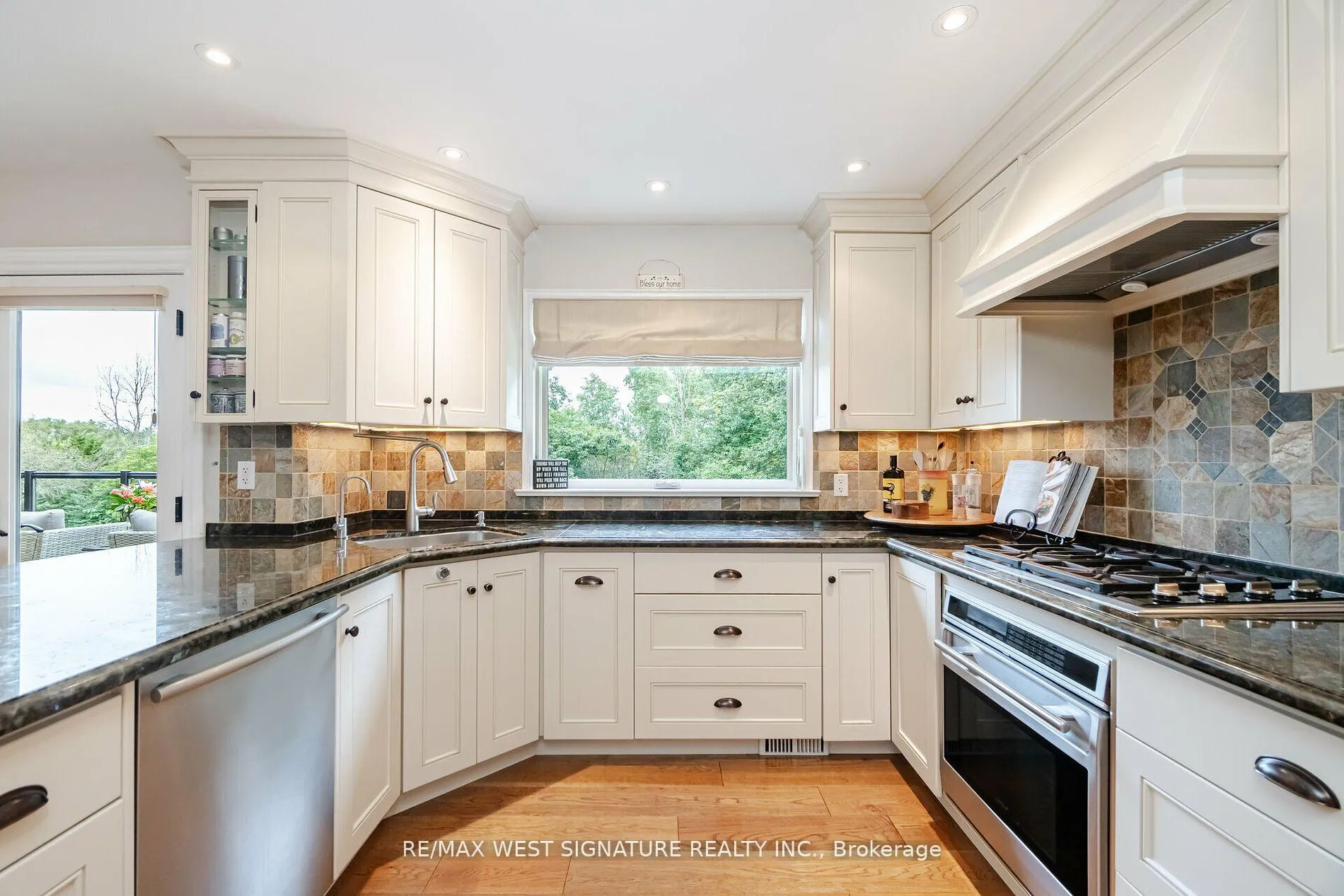 Photo 5 of 48 Curtis Crescent, King, King City — HOMEH