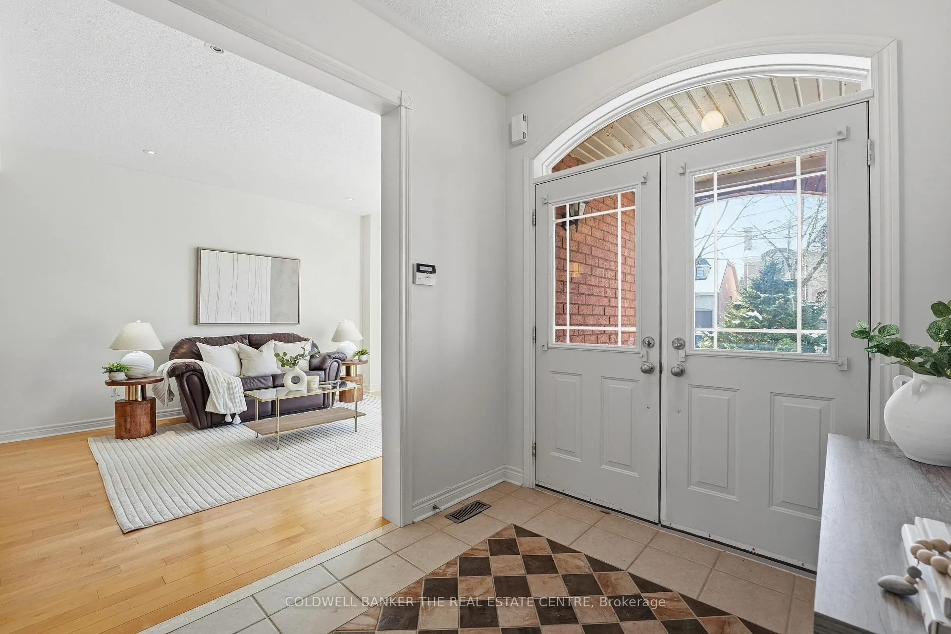 Photo 4 of 19 Deerhorn Crescent, Aurora, Aurora Highlands — HOMEH
