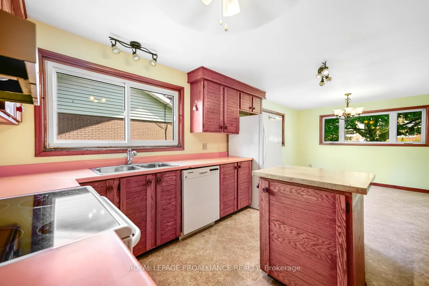 Photo 15 of 14 Davison Avenue, Brockville — HOMEH