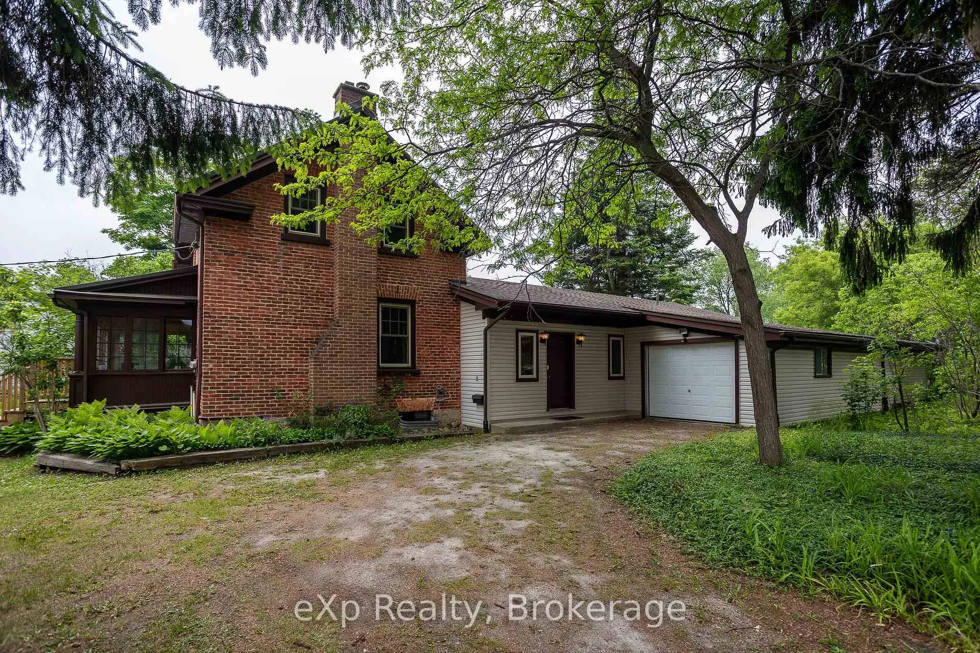 Photo 2 of 64 Garafraxa Street, Chatsworth — HOMEH