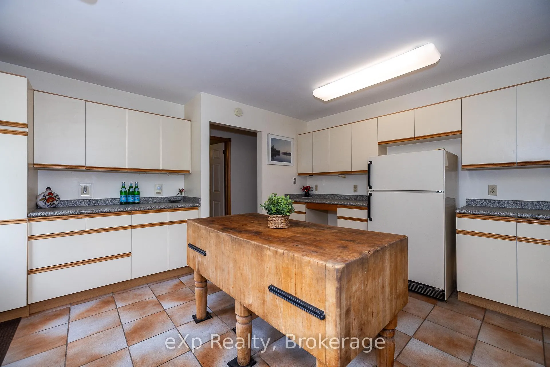 Photo 8 of 64 Garafraxa Street, Chatsworth — HOMEH