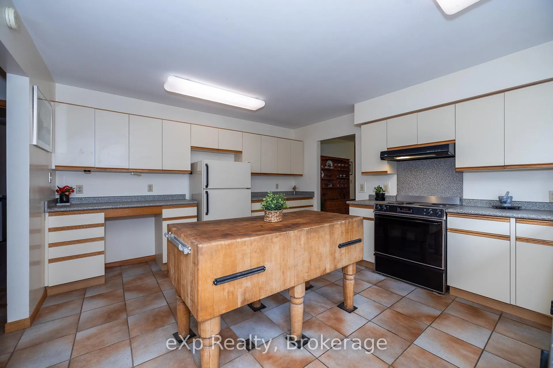 Photo 9 of 64 Garafraxa Street, Chatsworth — HOMEH