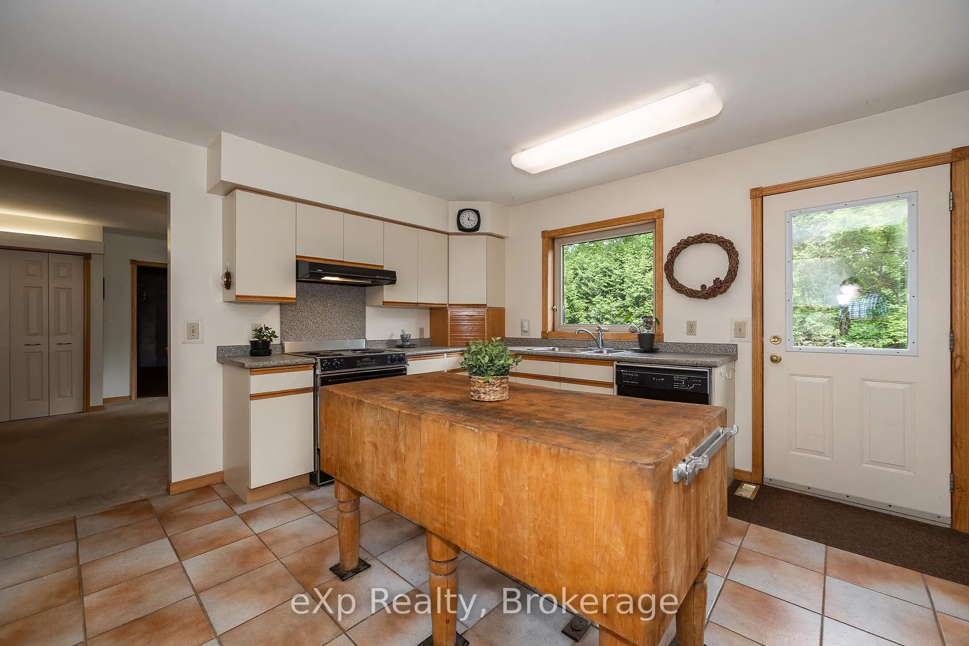 Photo 10 of 64 Garafraxa Street, Chatsworth — HOMEH