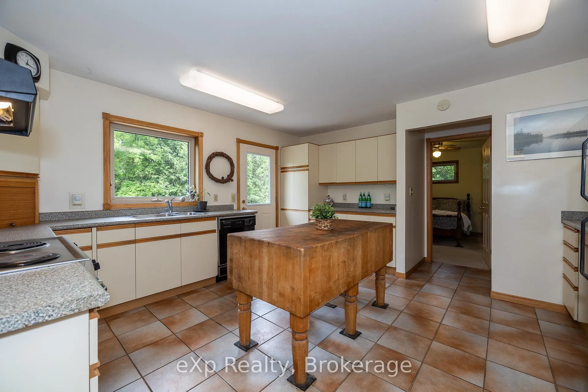 Photo 11 of 64 Garafraxa Street, Chatsworth — HOMEH