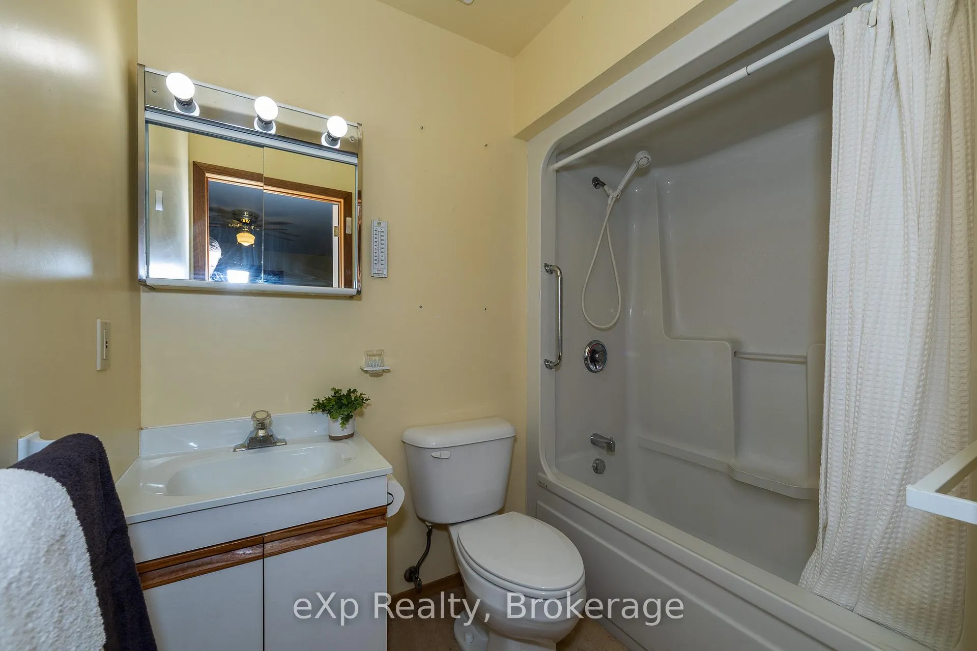 Photo 14 of 64 Garafraxa Street, Chatsworth — HOMEH