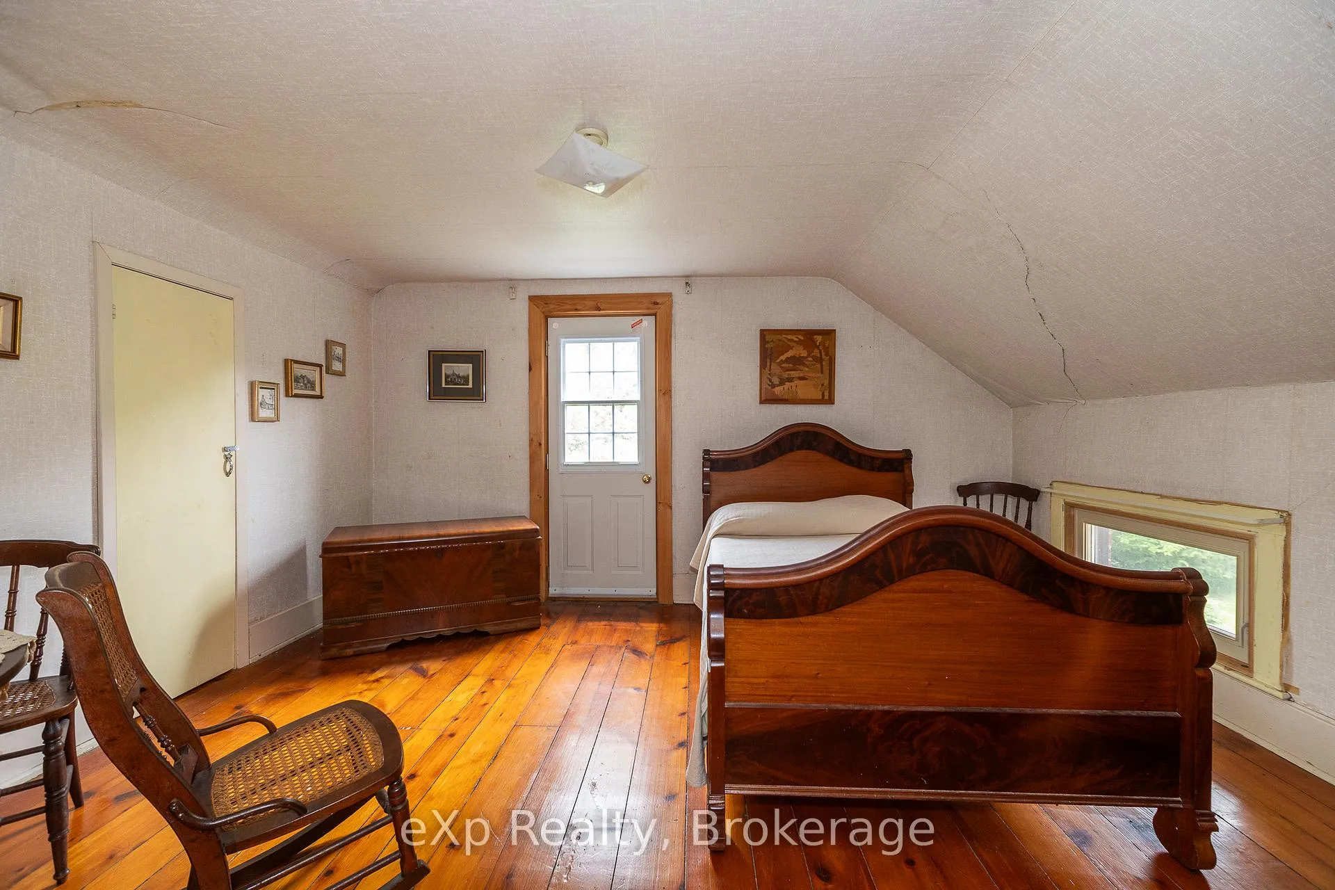 Photo 31 of 64 Garafraxa Street, Chatsworth — HOMEH