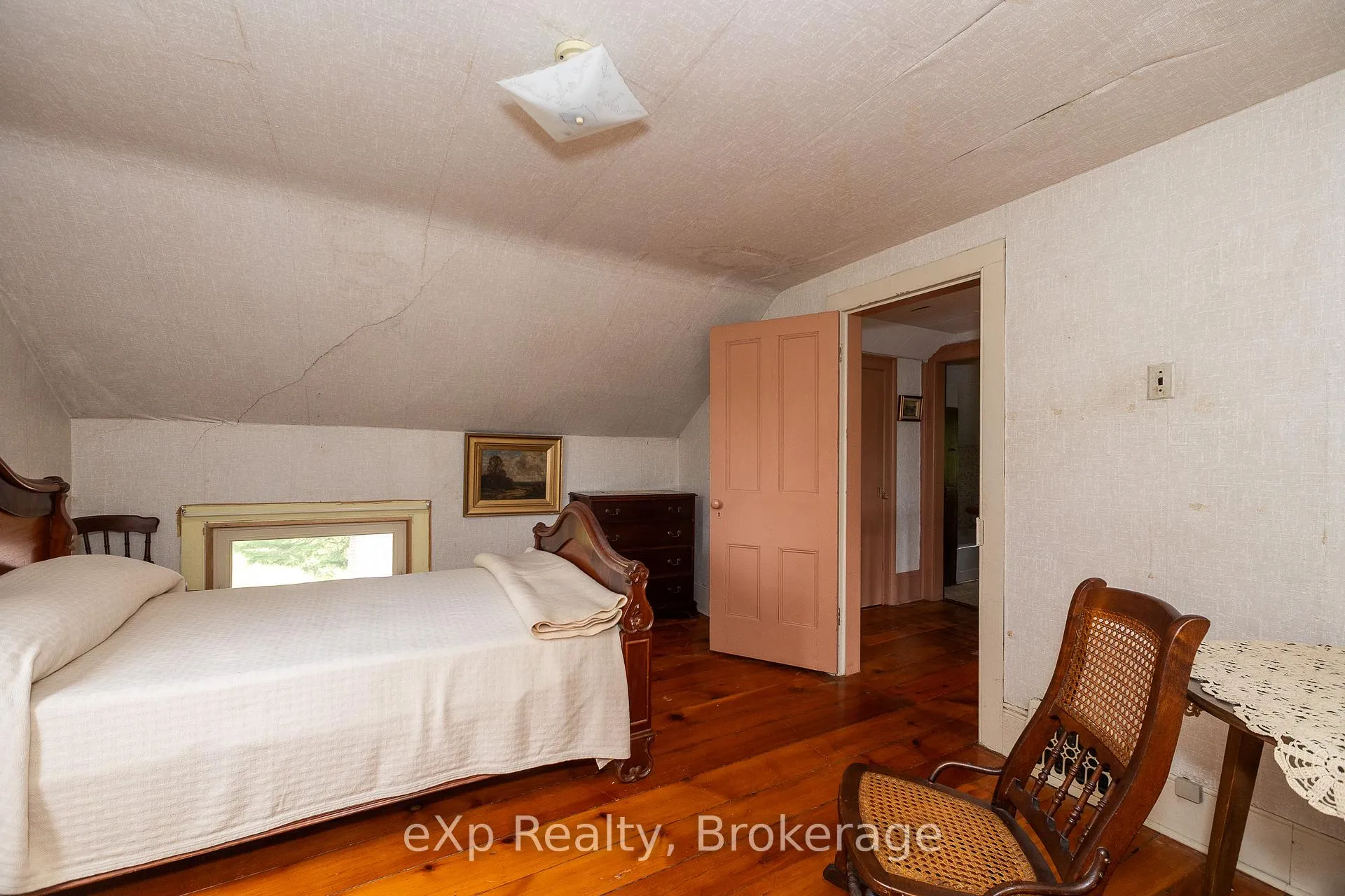 Photo 32 of 64 Garafraxa Street, Chatsworth — HOMEH
