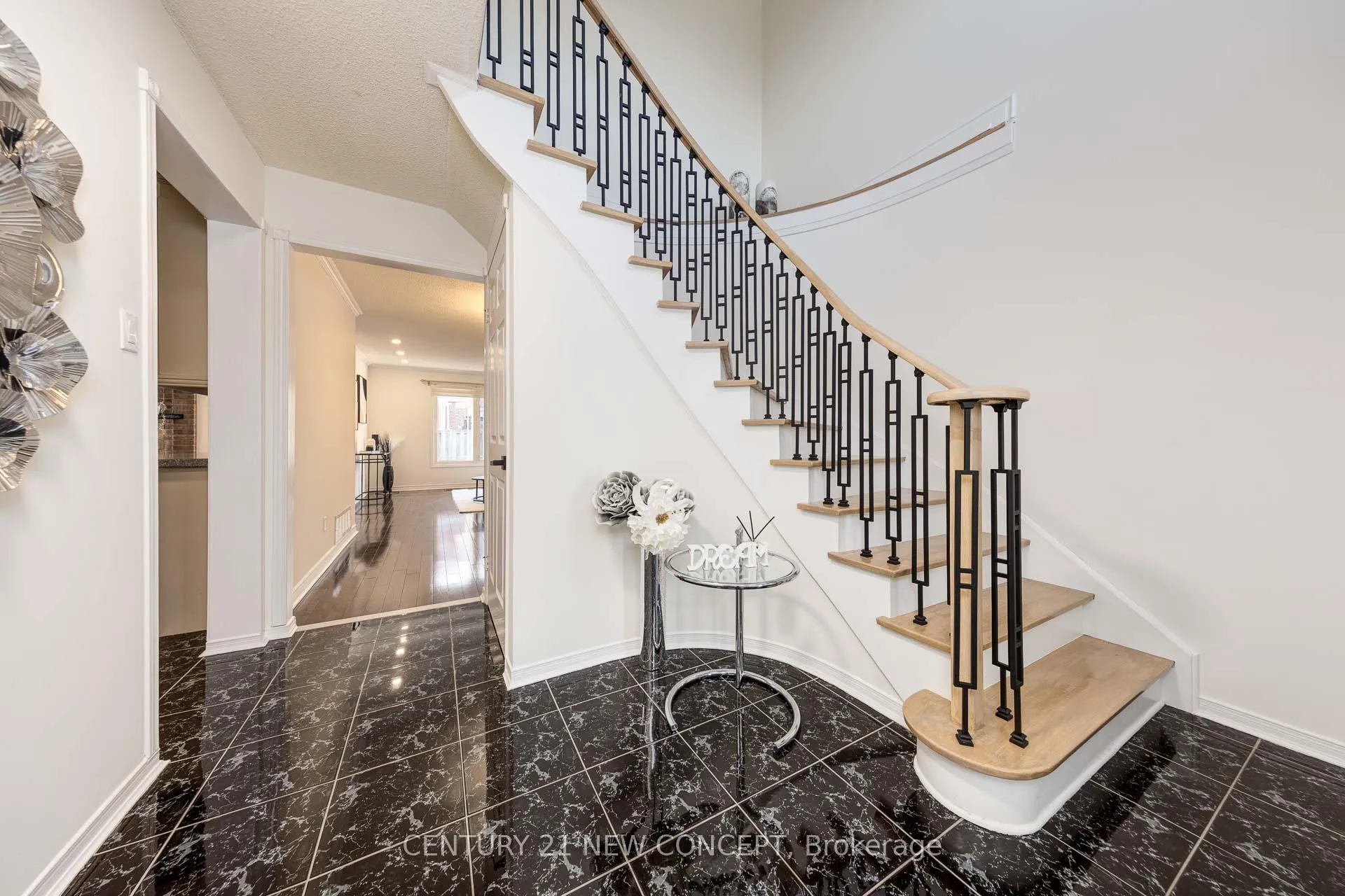 Photo 5 of 324 Conley Street, Vaughan, Lakeview Estates — HOMEH
