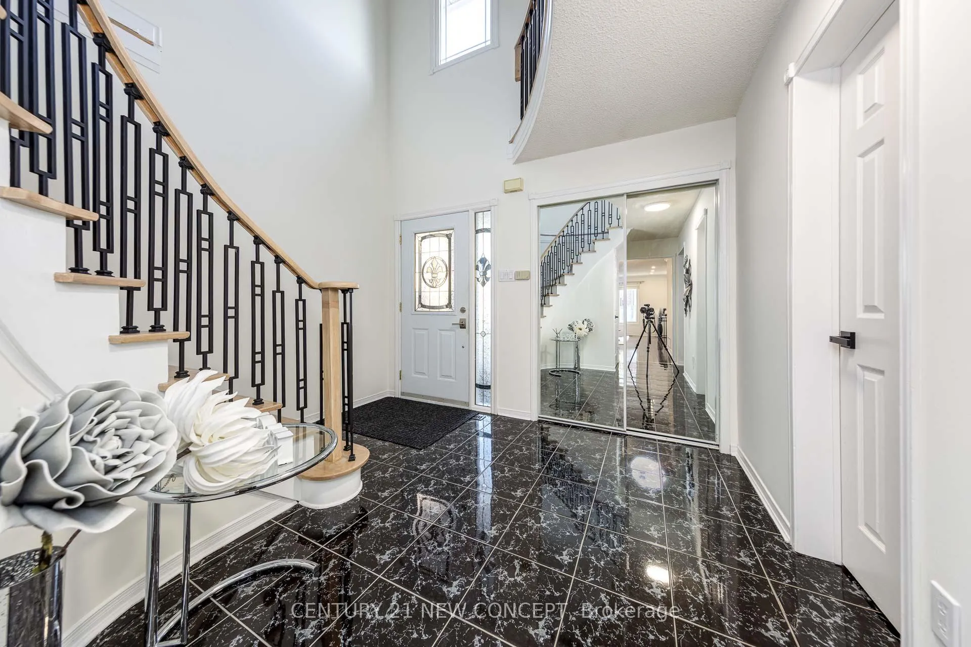Photo 6 of 324 Conley Street, Vaughan, Lakeview Estates — HOMEH