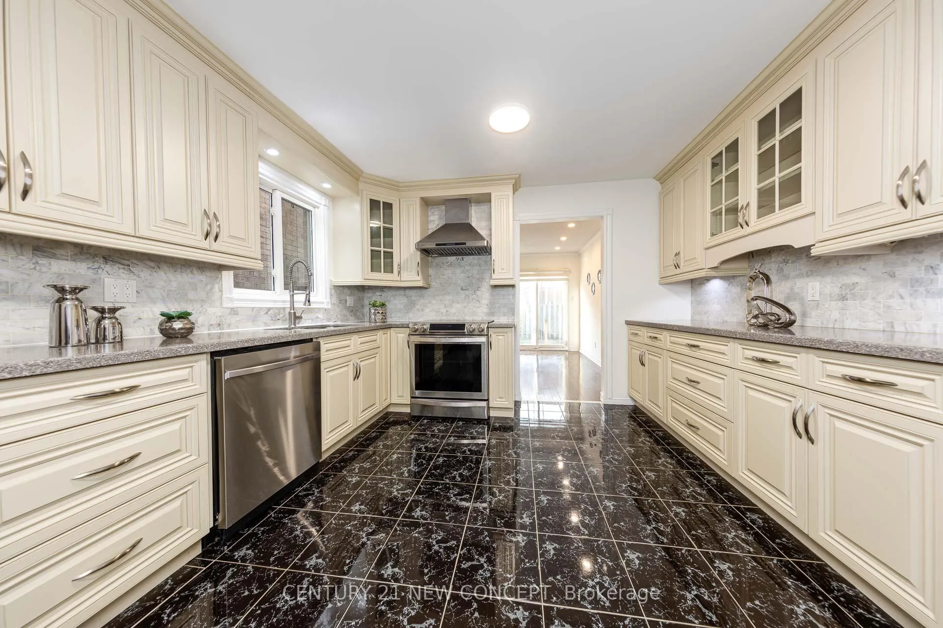 Photo 7 of 324 Conley Street, Vaughan, Lakeview Estates — HOMEH