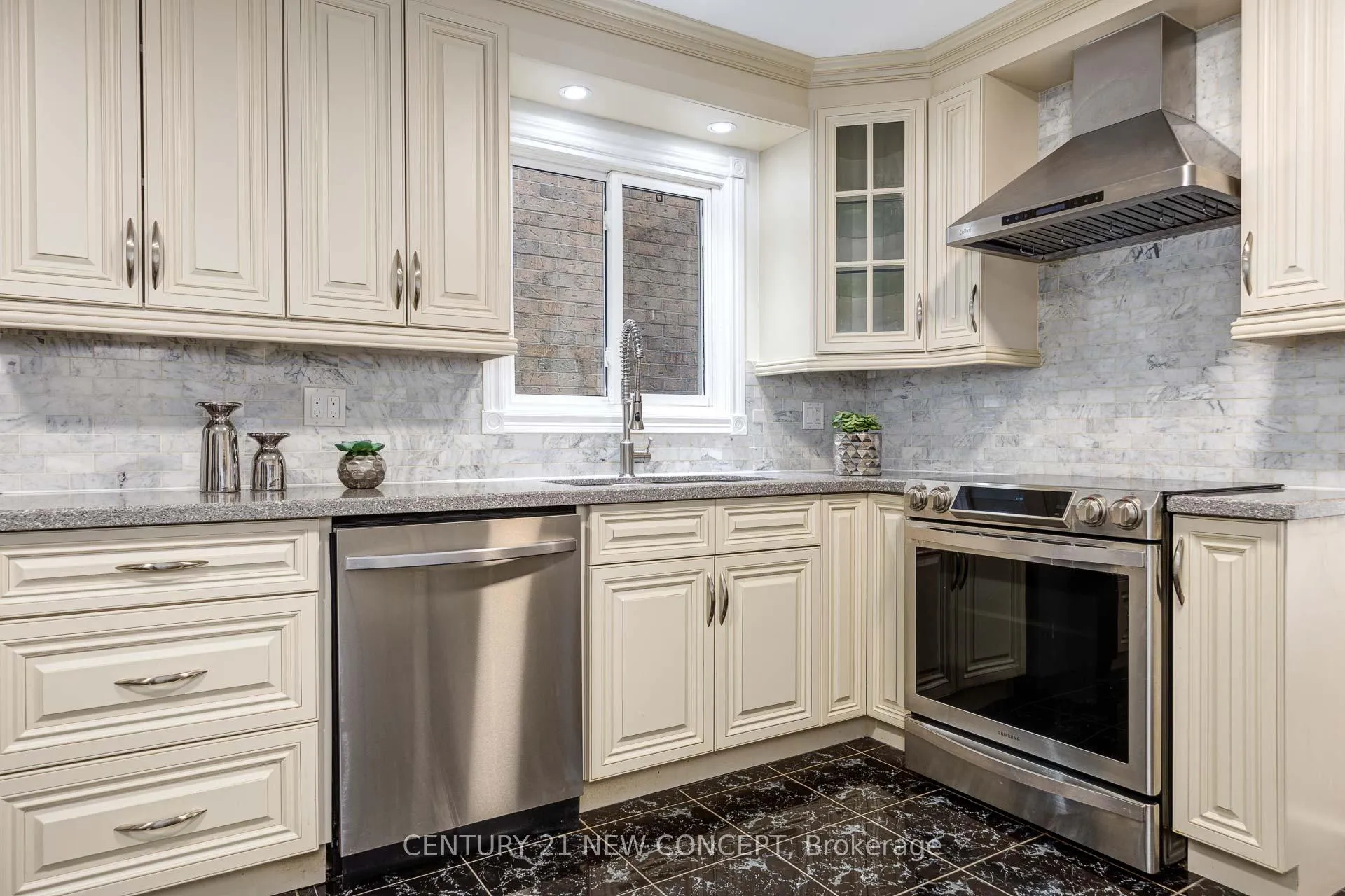 Photo 8 of 324 Conley Street, Vaughan, Lakeview Estates — HOMEH