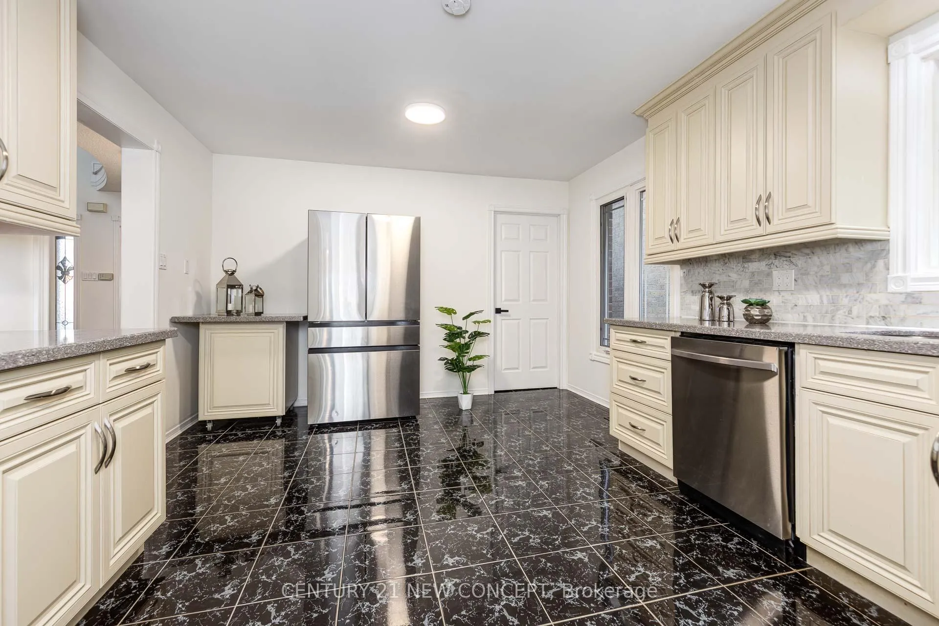 Photo 9 of 324 Conley Street, Vaughan, Lakeview Estates — HOMEH