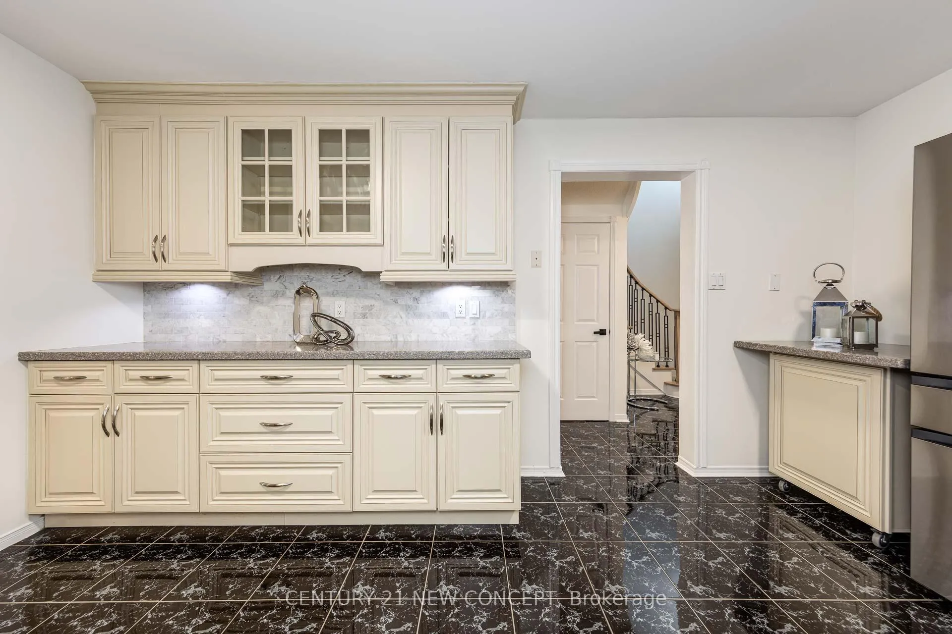 Photo 11 of 324 Conley Street, Vaughan, Lakeview Estates — HOMEH