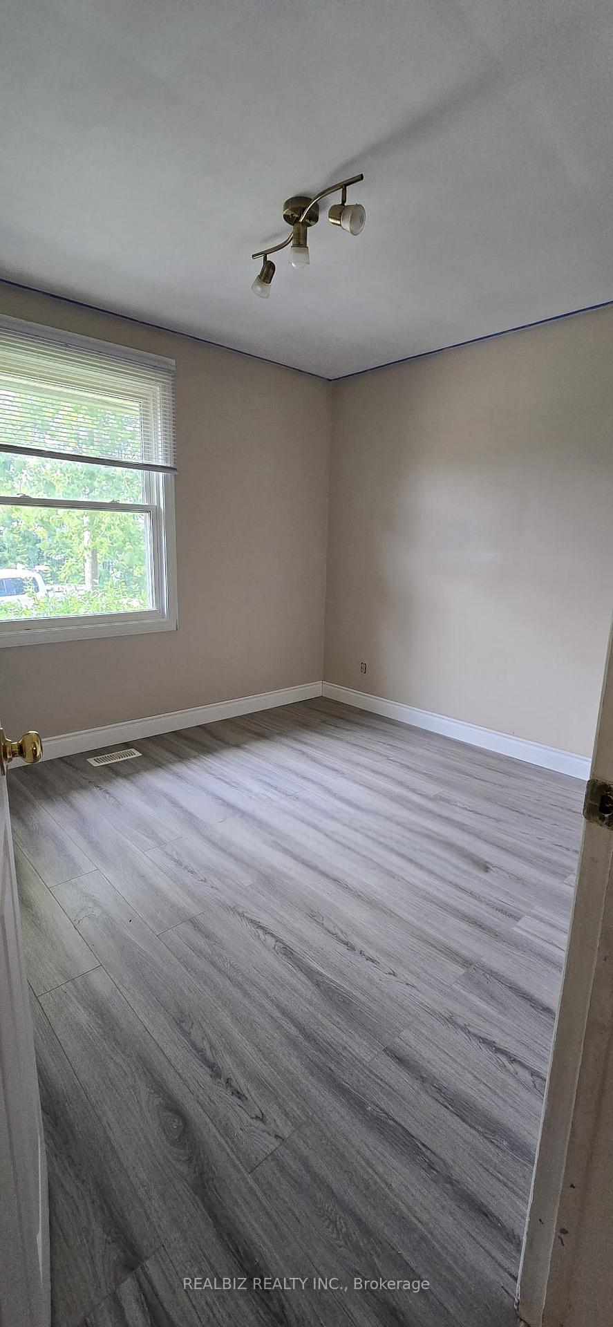Photo 3 of 408 Kerman Avenue, Grimsby, Grimsby Beach — HOMEH