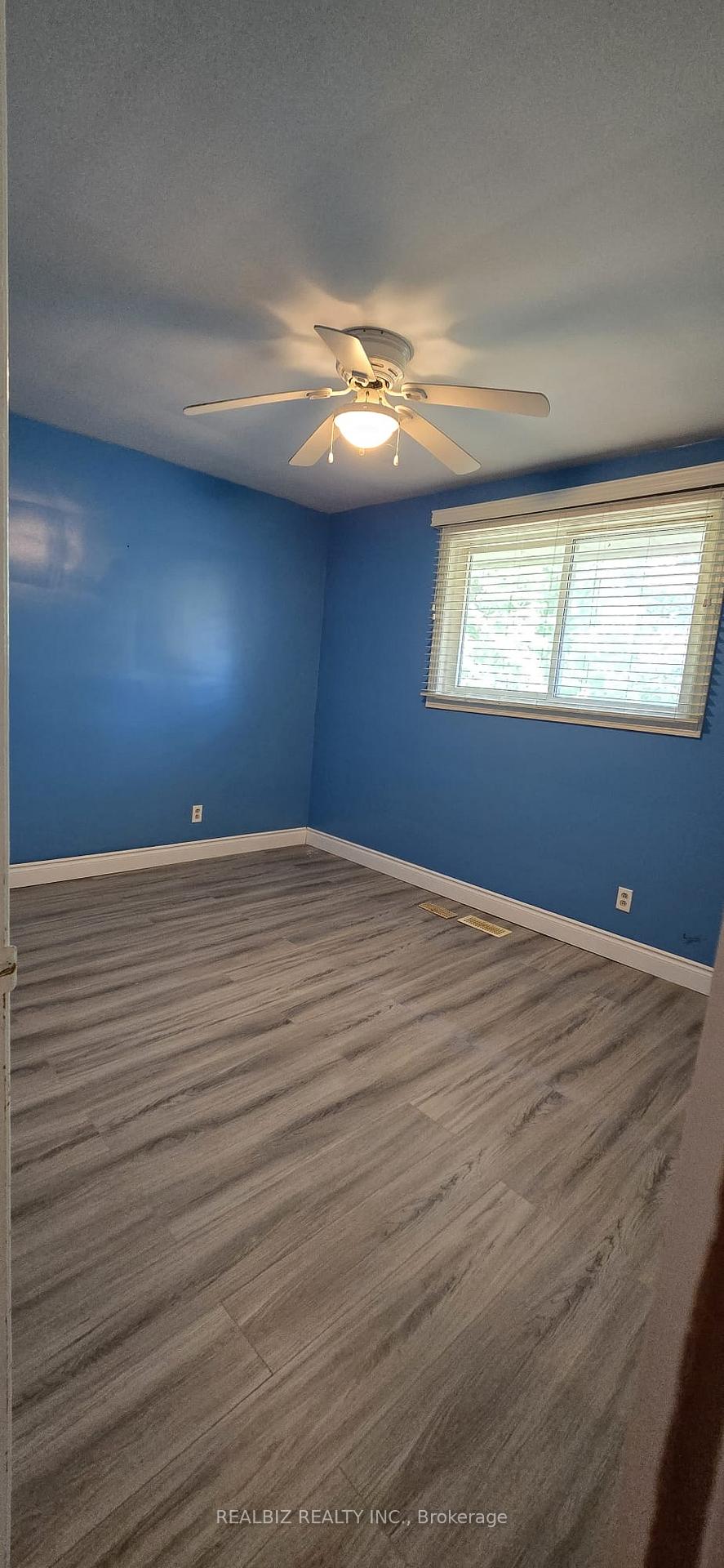 Photo 4 of 408 Kerman Avenue, Grimsby, Grimsby Beach — HOMEH