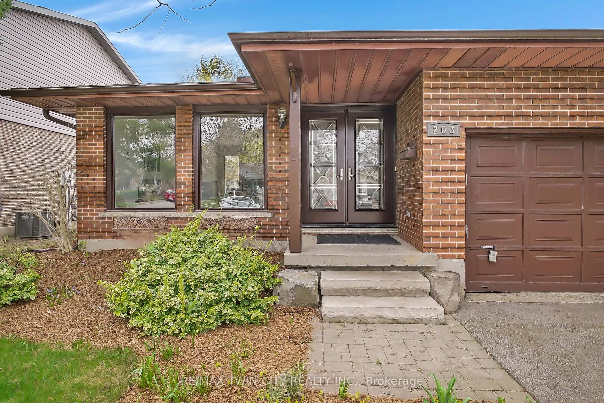 Photo 2 of 203 Farrier Drive, Kitchener — HOMEH