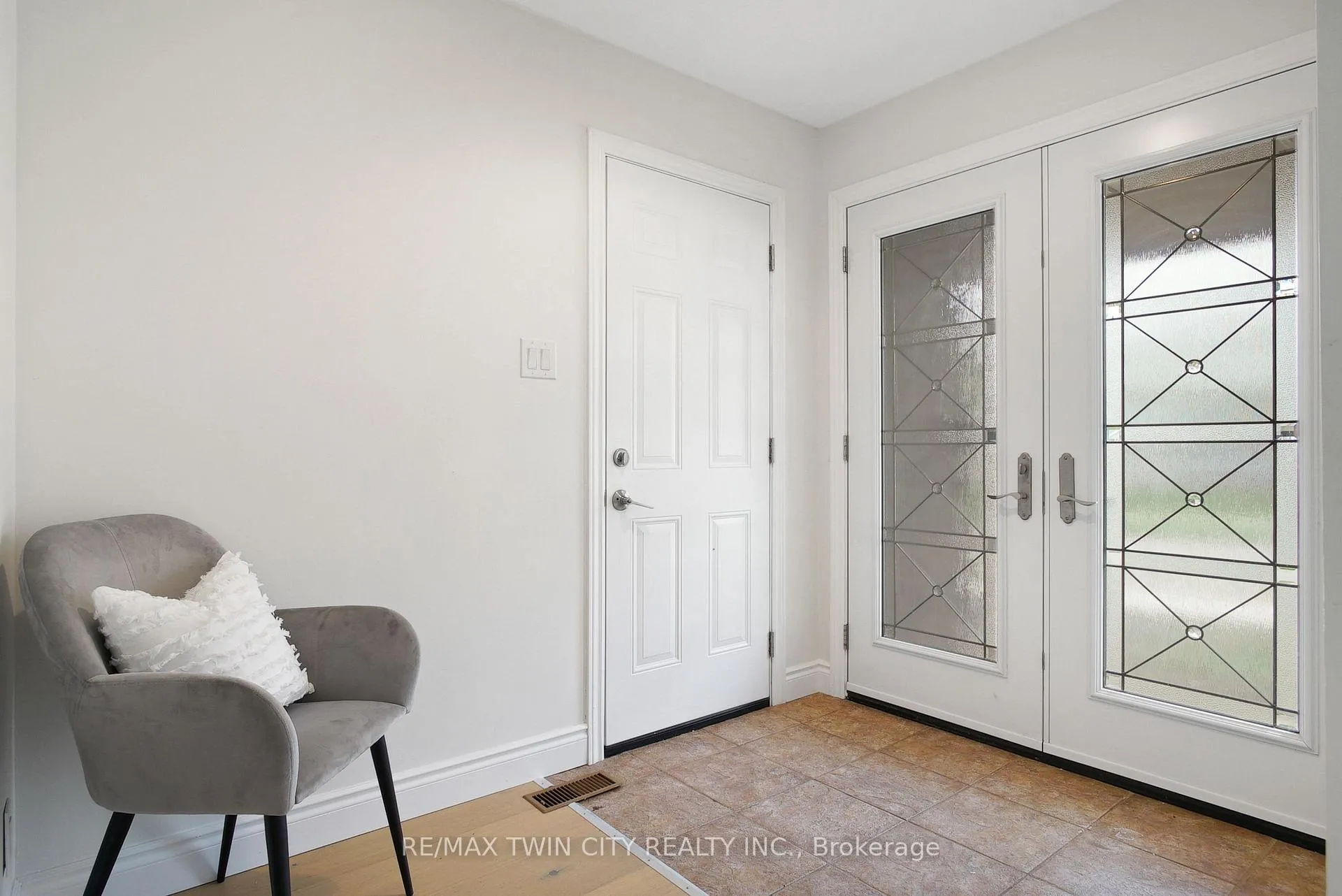 Photo 4 of 203 Farrier Drive, Kitchener — HOMEH