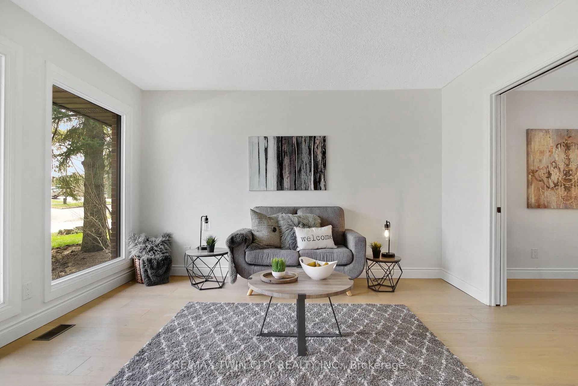 Photo 5 of 203 Farrier Drive, Kitchener — HOMEH