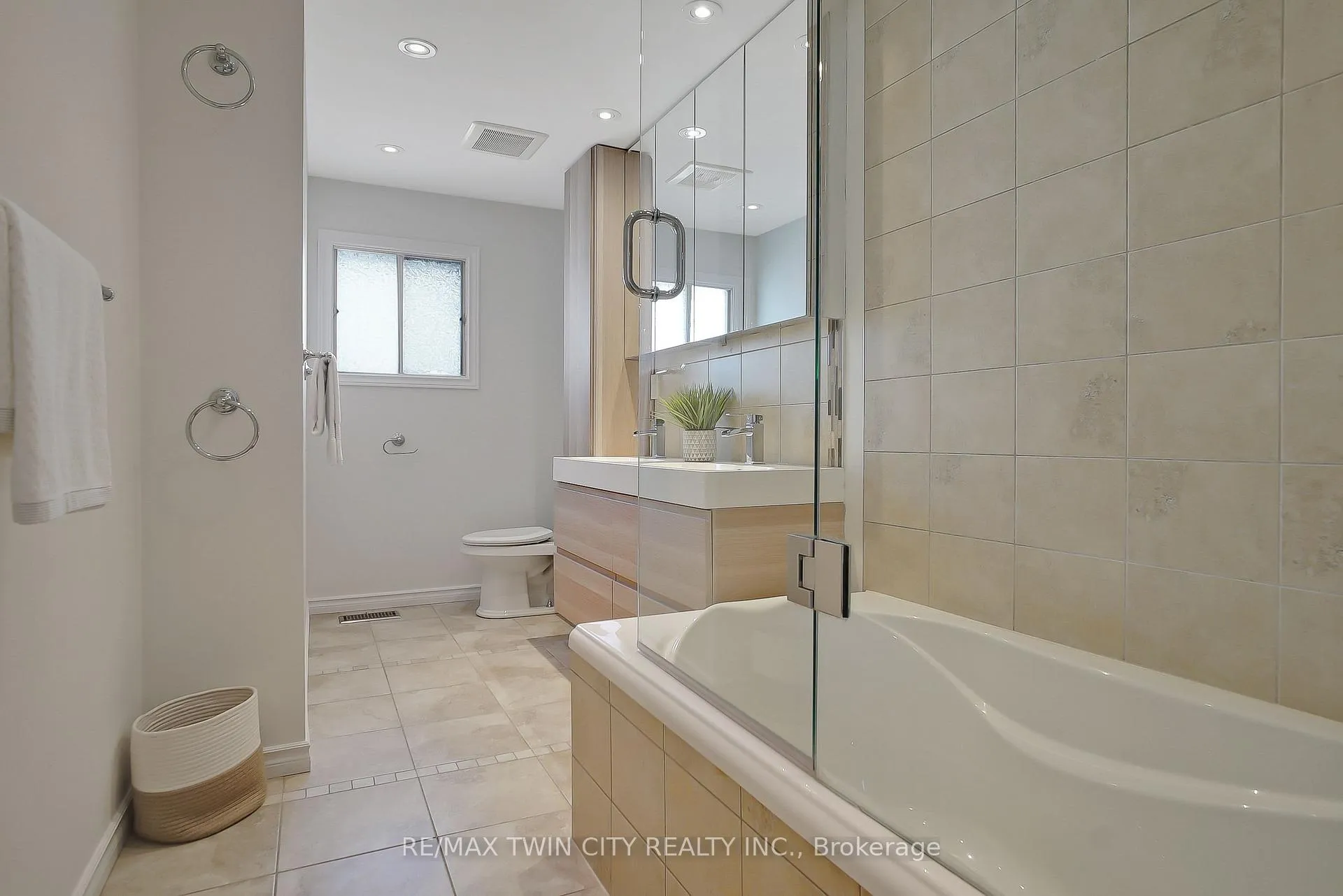 Photo 23 of 203 Farrier Drive, Kitchener — HOMEH