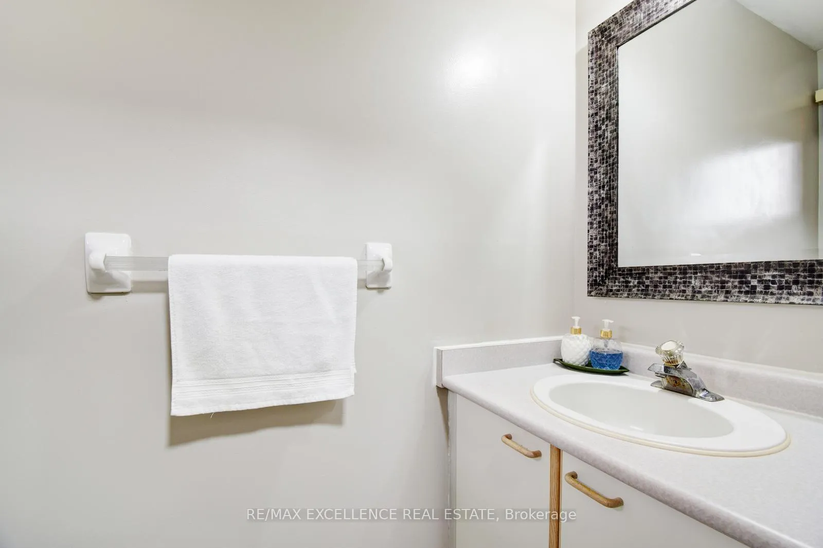 Photo 16 of 28 McKnight Crescent, New Tecumseth, Tottenham — HOMEH