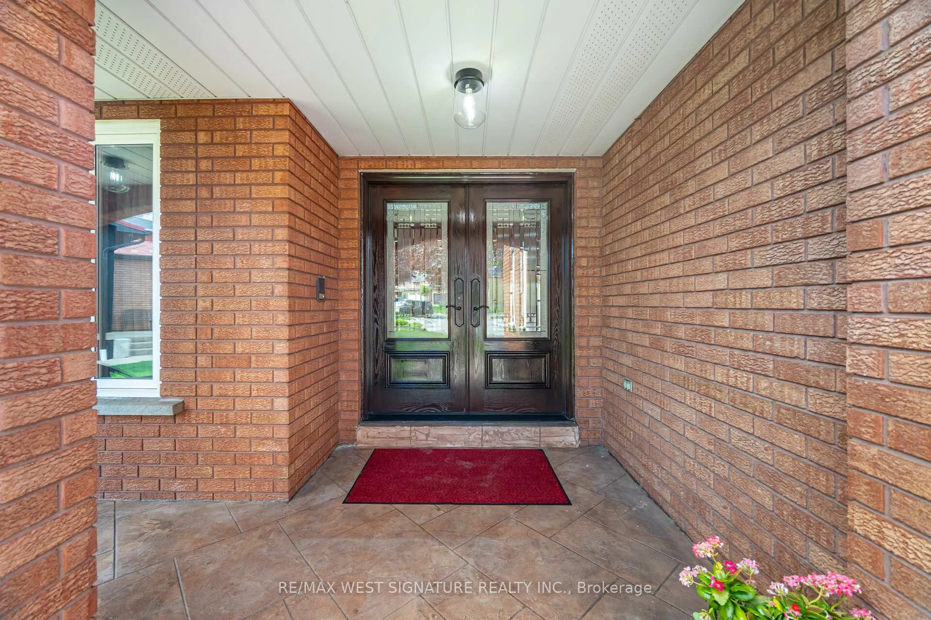 Photo 2 of 143 Vineyard Court, Vaughan, East Woodbridge — HOMEH